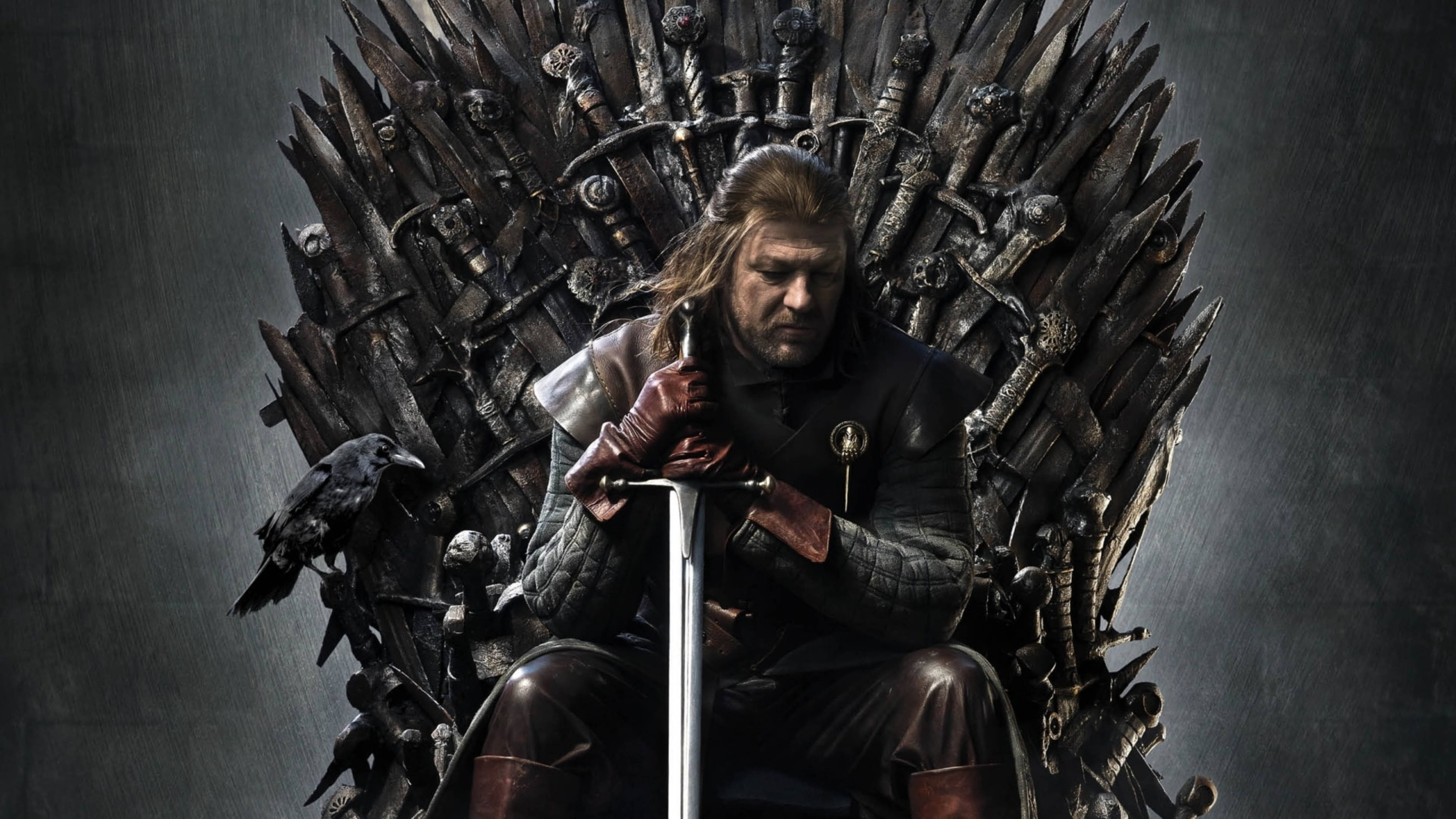 House Stark 桌布 壁紙 — 一個陰沉的長髮戰士坐在由劍鑄成的王座上，在黑暗風暴的環境中直立握劍。