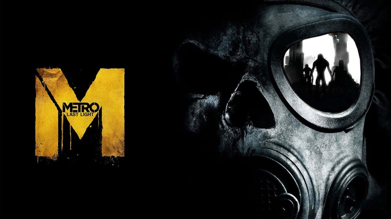 1366x768 Metro Last Light 桌布 壁紙 — 一個陰沉的防毒面具主導了黑暗場景，帶有黃色「Metro Last Light」標誌和鏡片中反射的剪影。