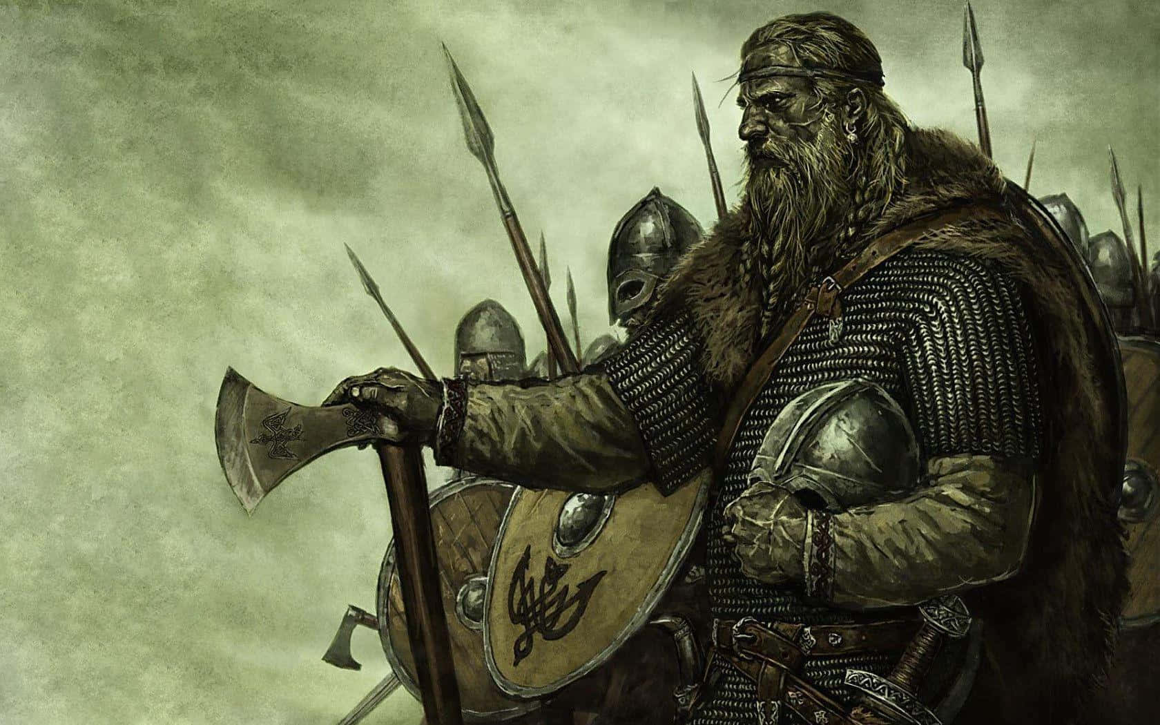 Norse Mythology 桌布 壁紙 — 一個陰沉的鬍鬚維京戰士身穿鎖子甲和毛皮斗篷，緊握戰斧，而他手持長矛的部隊在風暴灰暗的天空下準備就緒。