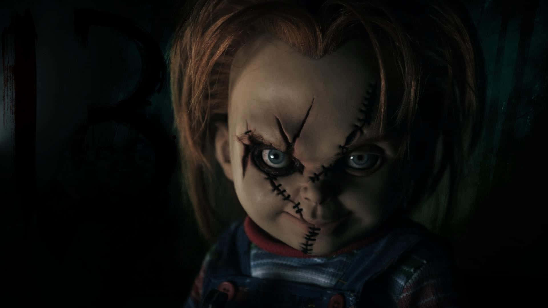 Chucky Doll 桌布 壁紙 — 一個陰險娃娃的特寫，臉上帶有縫合的疤痕，在黑暗陰影的房間中眼睛發光。