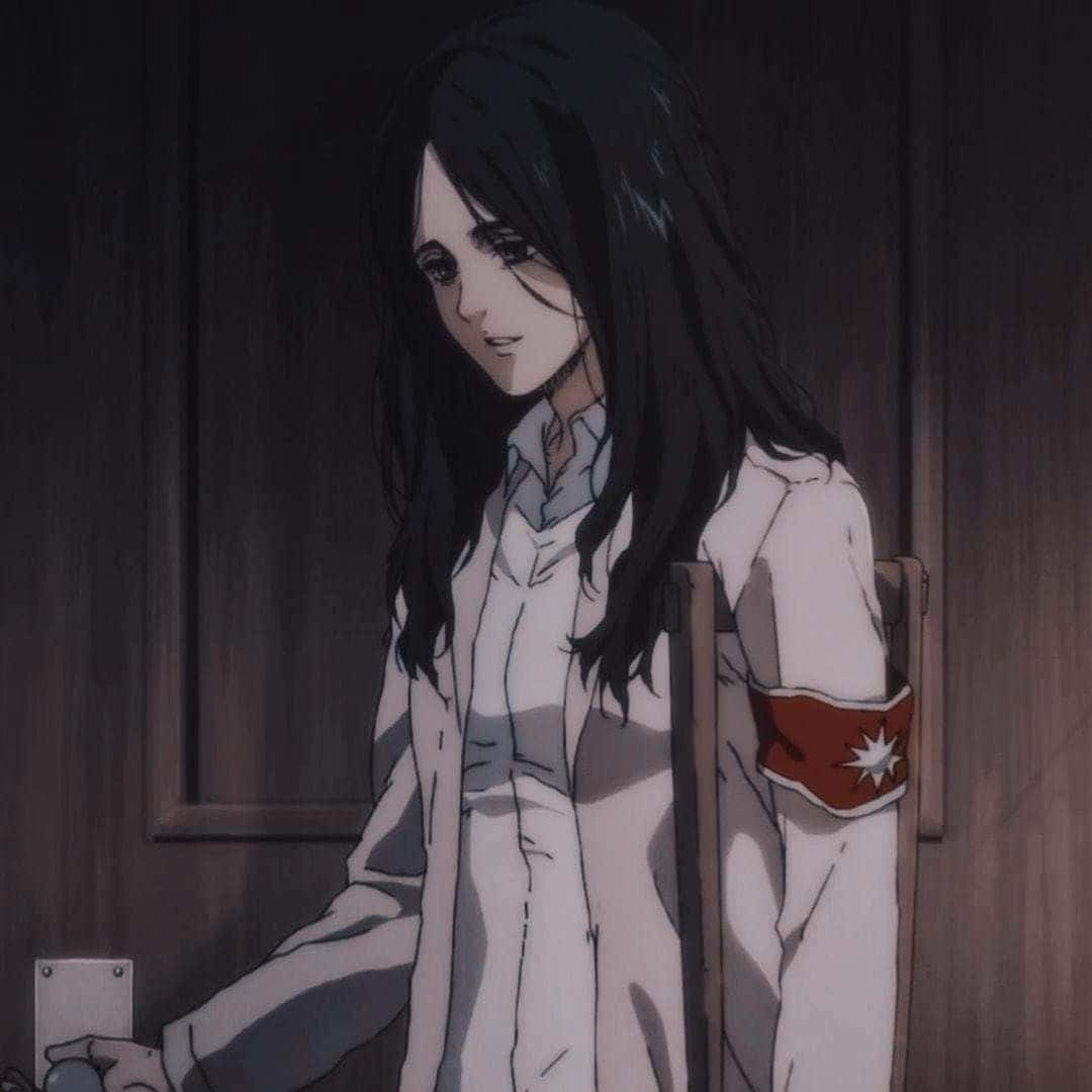 Pieck Finger 桌布 壁紙 — 一個陰鬱的動漫女孩，長長的黑髮，坐在木椅上，穿著白色外套，戴著帶有白色星星的紅色臂章。