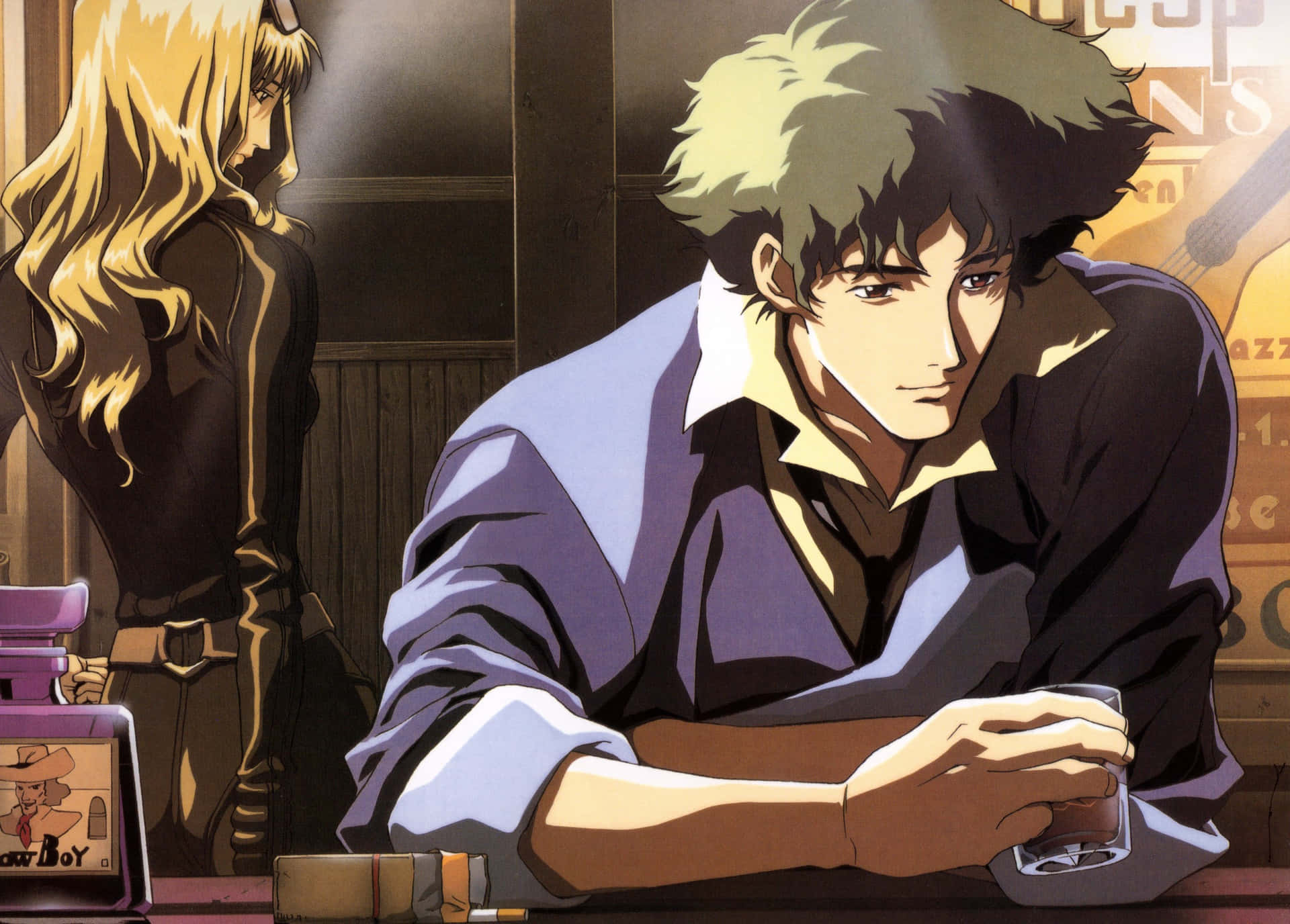 Cowboy Bebop Julia 桌布 壁紙 — 一個陰鬱的動漫男子，頭髮尖刺，坐在吧檯前拿著酒杯，身後站著一位金髮女子，房間燈光昏暗。