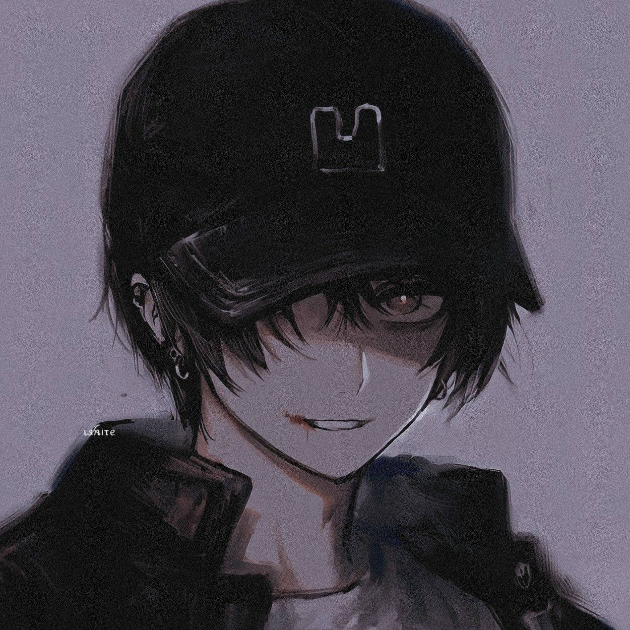 Edgy 桌布 壁紙 — 一個陰鬱的動漫男孩，深色頭髮戴著帽子，在柔和的灰色背景下帶著微妙的笑意凝視。