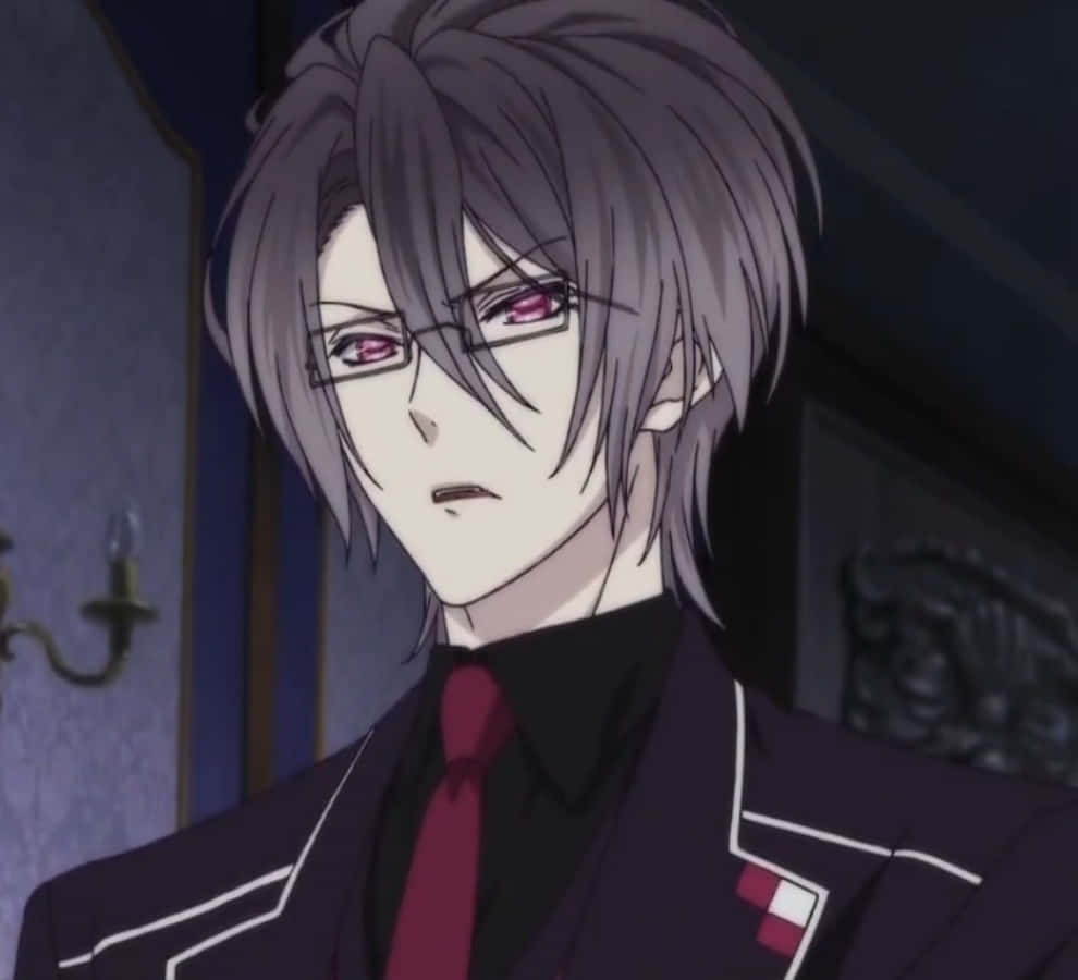 Diabolik Lovers 桌布 壁紙 — 一個陰鬱的動漫角色，灰色頭髮和紅色眼睛，穿著深色西裝配紅色領帶，在燈光昏暗的房間裡。