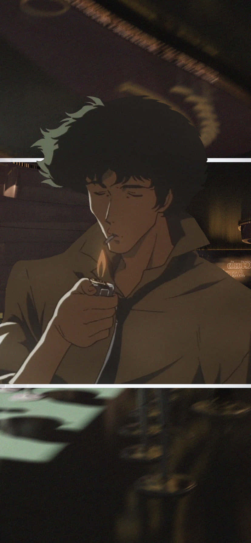 桌布 壁紙 — 一個陰鬱的動畫男人，深色頭髮，在燈光昏暗、帶有溫暖環境照明的酒吧點煙。