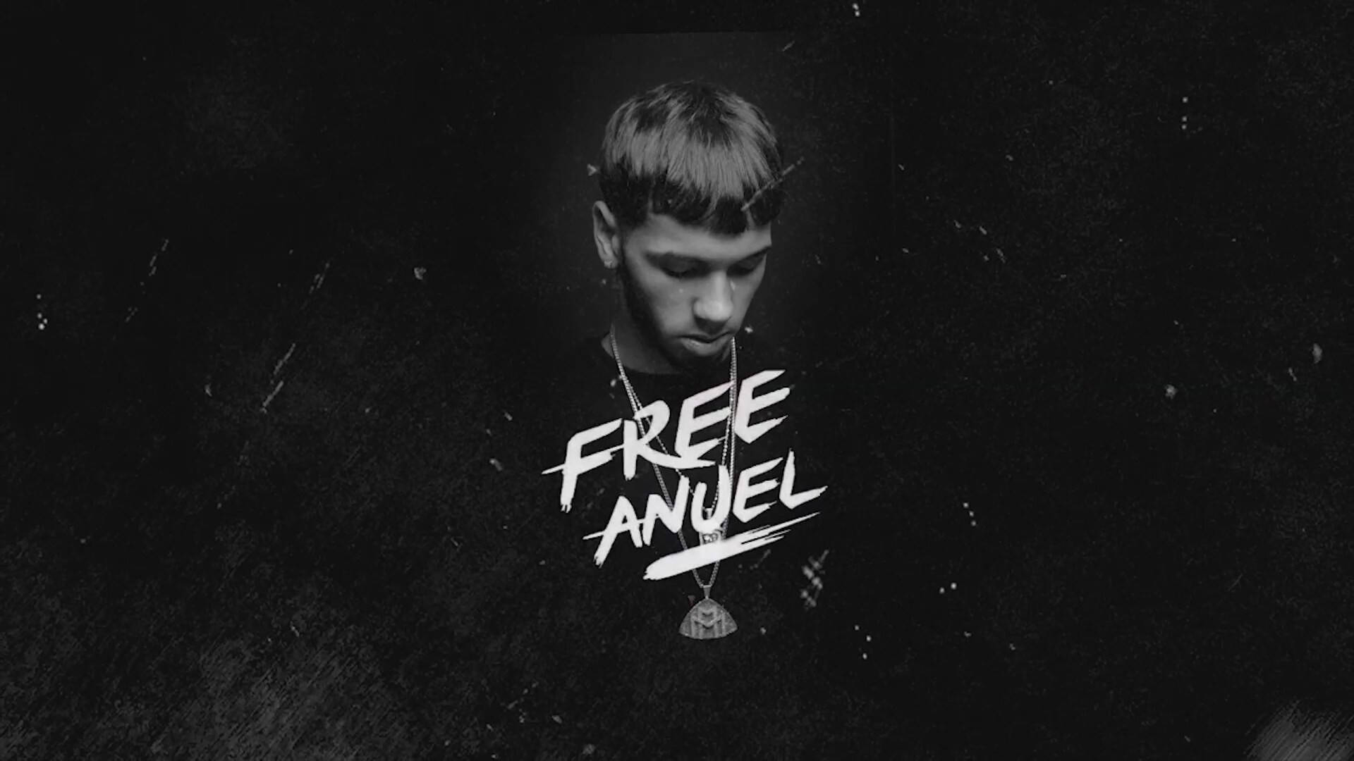 aa 桌布 壁紙 — 一個陰鬱的黑白肖像，年輕男子帶有文字疊加顯示 free anuel，背景為紋理深色。