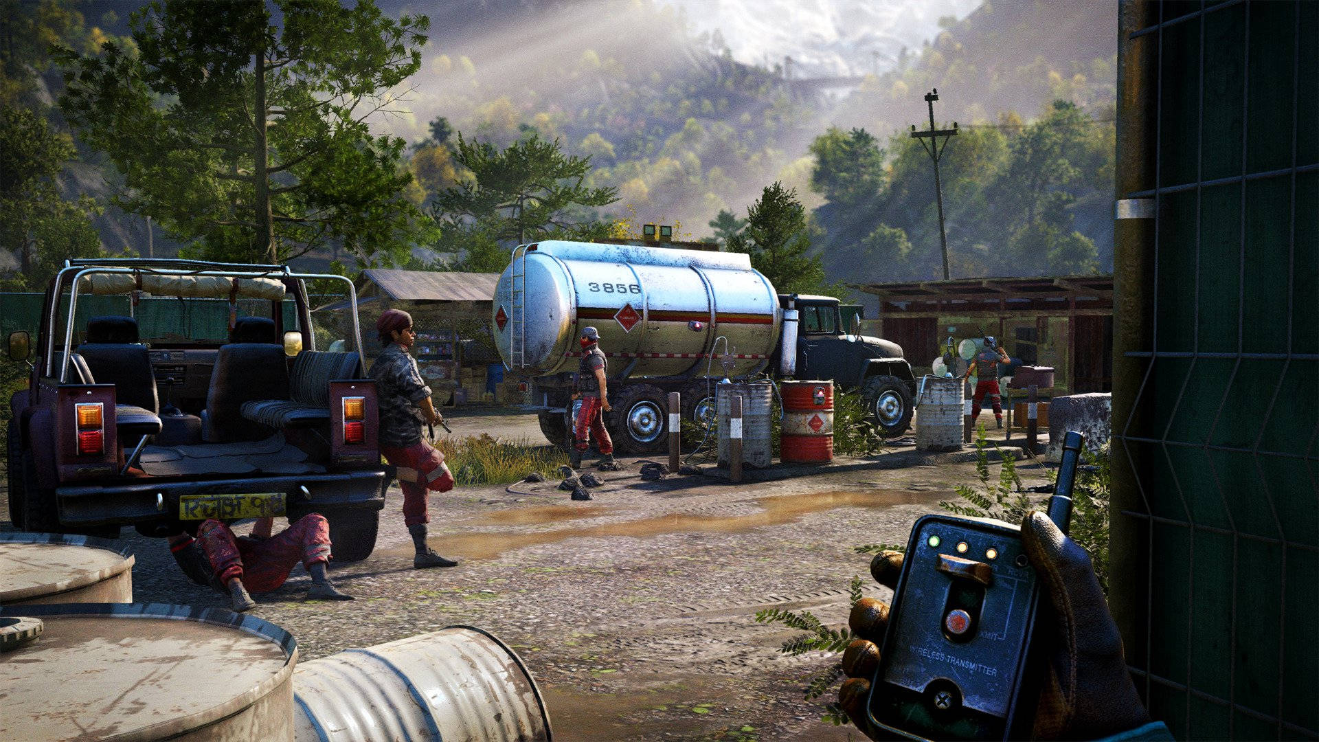 Far Cry 4 桌布 壁紙 — 一個陽光明媚、雜草叢生的庭院中，武裝倖存者靠近油罐車和生鏽車輛的 gritty 後末日場景。