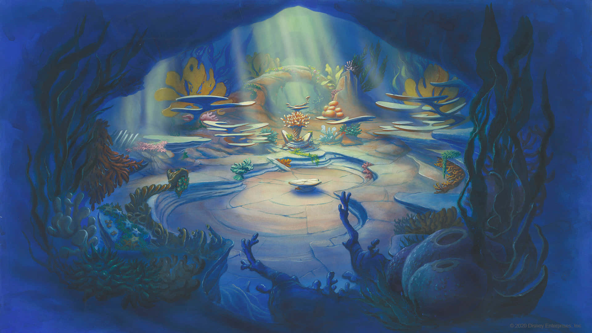 The Little Mermaid 桌布 壁紙 — 一個陽光照射的水底洞穴揭示了一個神秘的珊瑚花園，有發光的魚類和沐浴在藍光中的古老石頭廢墟。