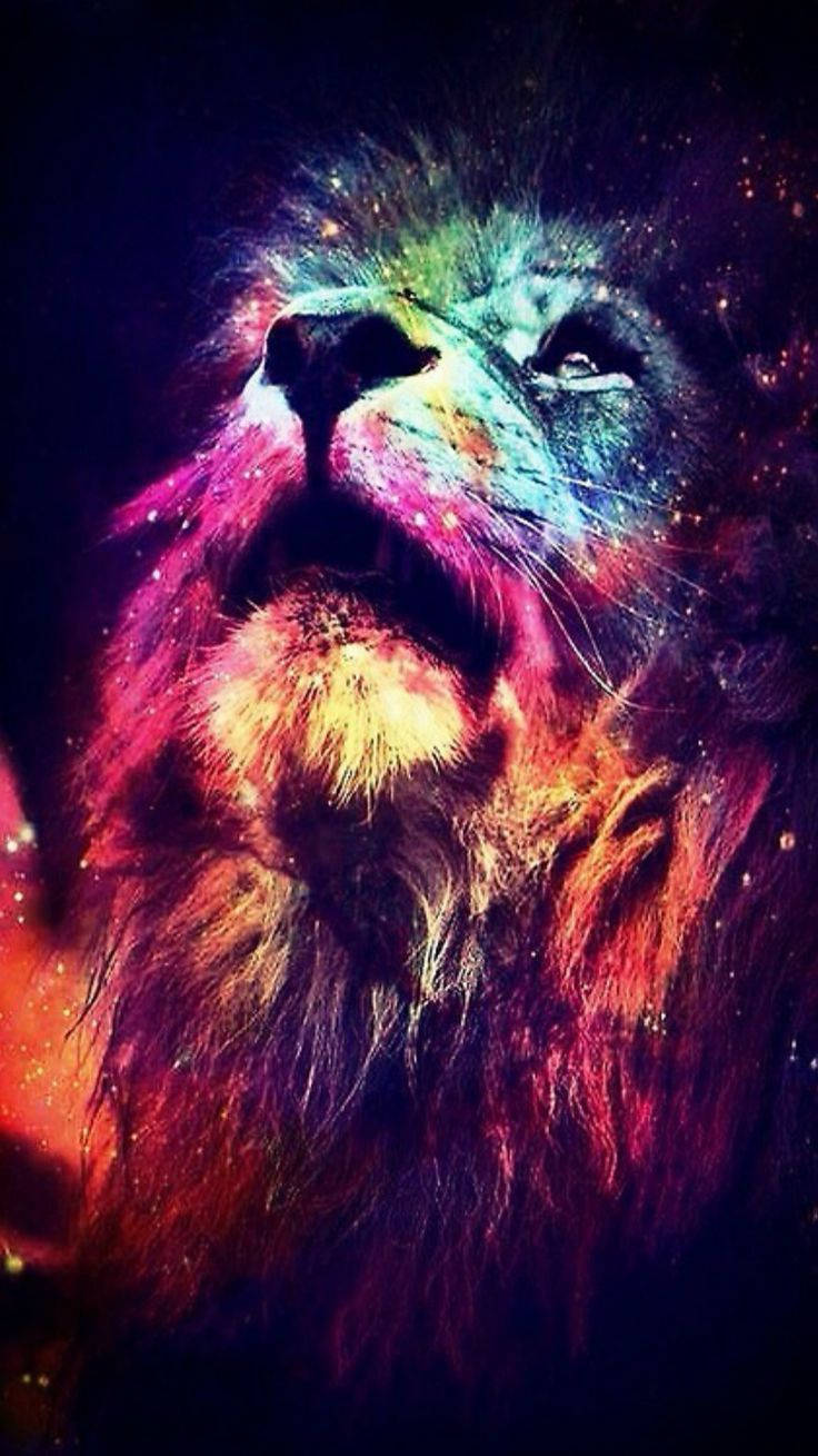 獅子 桌布 壁紙 — 一個雄偉的獅子頭，沐浴在宇宙色彩中，星星在其鬃毛周圍旋轉，背景是黑暗星雲。