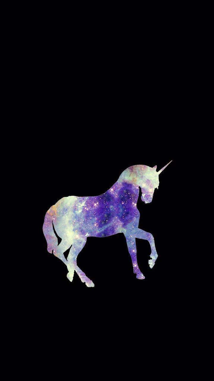Galaxy Unicorn 桌布 壁紙 — 一個雄偉的獨角獸剪影，充滿了旋轉的紫色和藍色星系星雲，背景是純黑色。