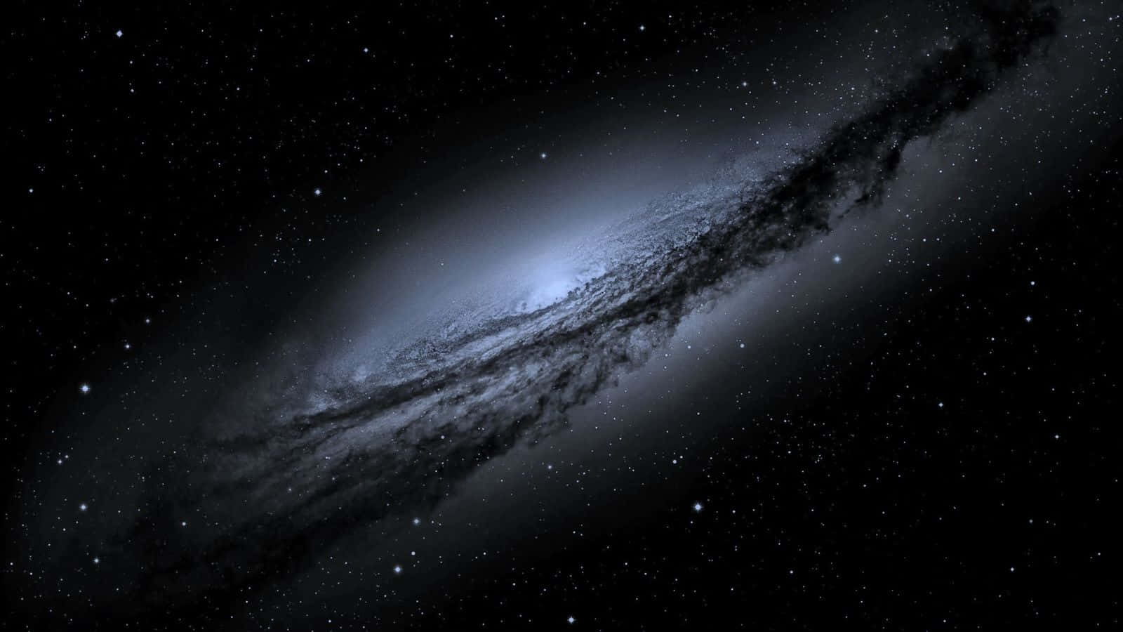 Black Galaxy 桌布 壁紙 — 一個雄偉的螺旋星系在深空的星場中發出藍色和灰色的光芒。
