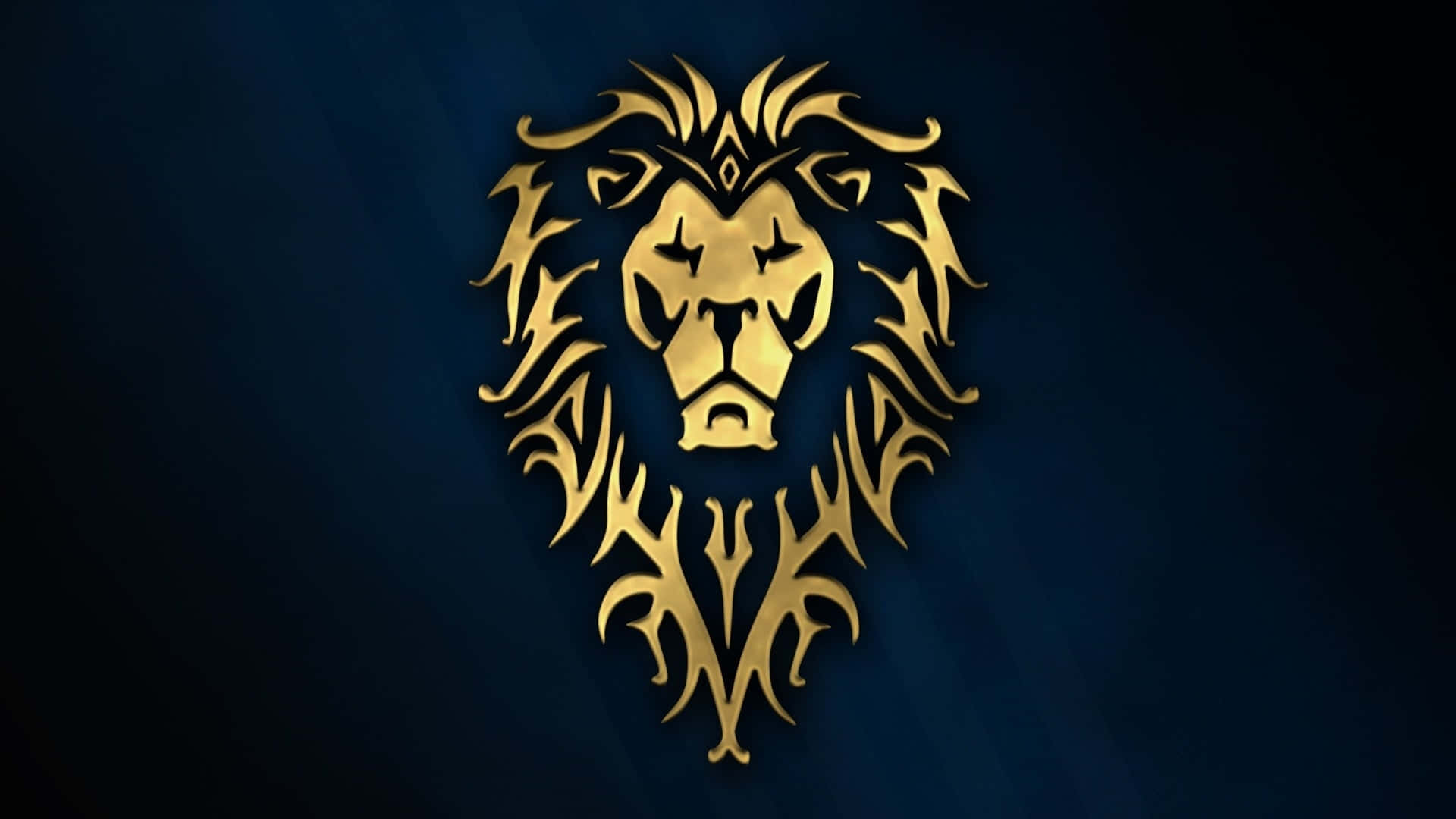 beast 桌布 壁紙 — 一個雄偉的金色獅子頭徽章，帶有複雜的部落圖案，在深藍色漸變背景上閃耀。
