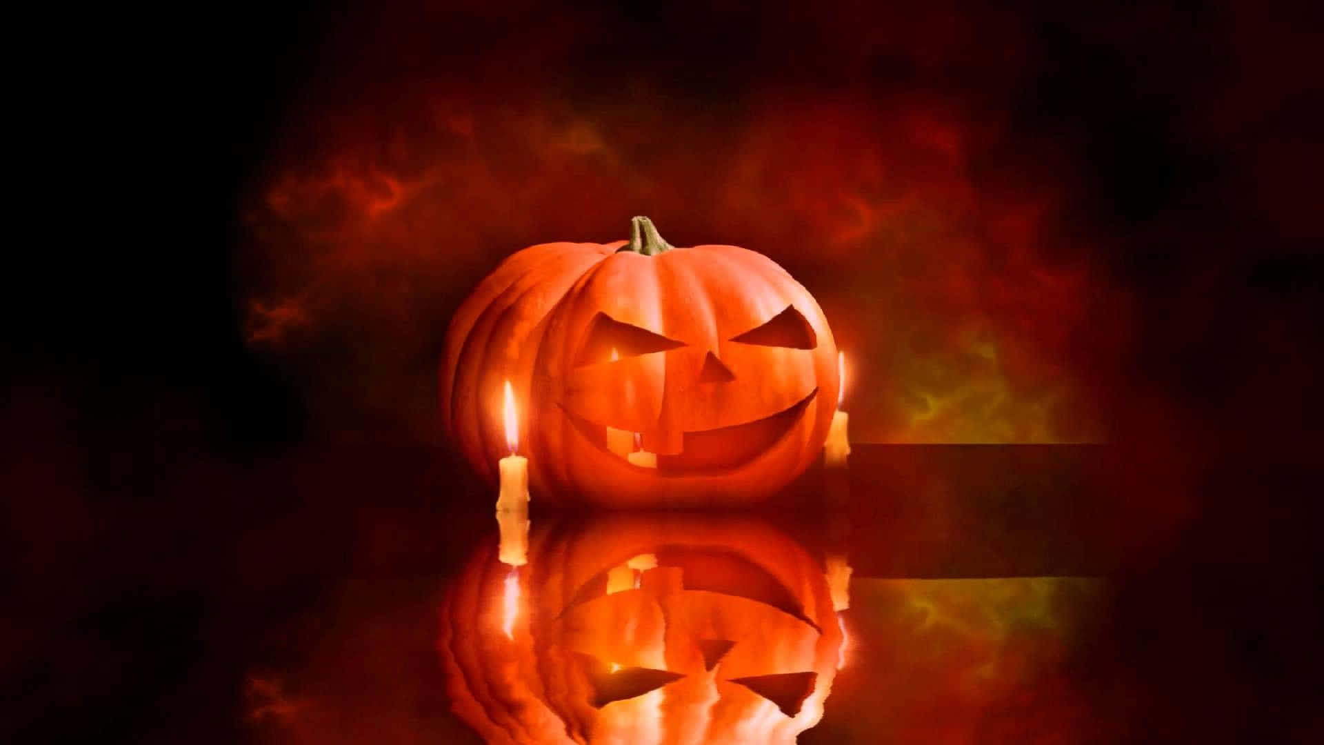 Animated Halloween 桌布 壁紙 — 一個雕刻的傑克南瓜燈在煙霧瀰漫的黑暗背景下閃爍著燭光，在潮濕的地面上投射出熾熱的倒影。