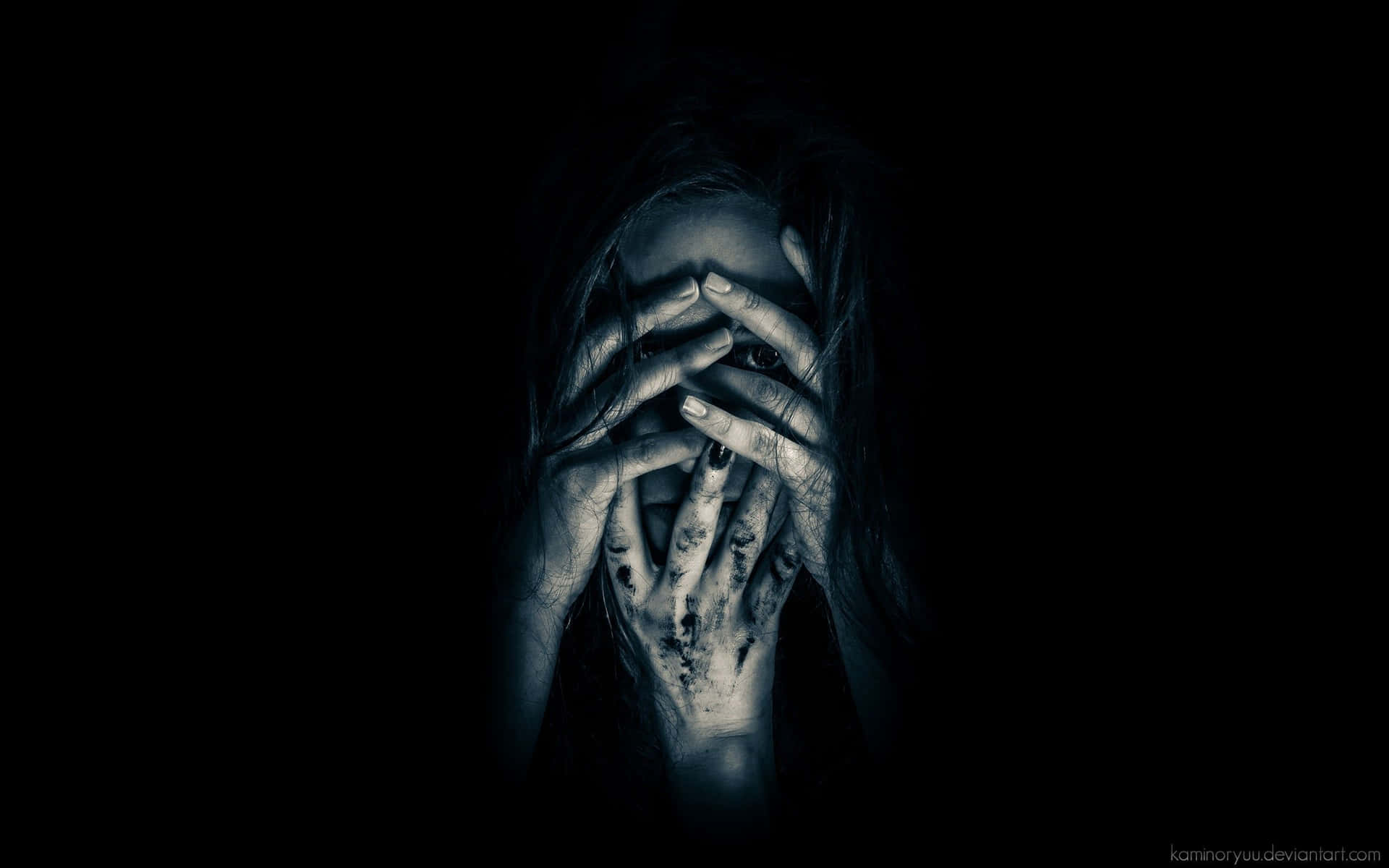 Scared 桌布 壁紙 — 一個雙手骯髒的人在黑暗中遮住臉，一隻眼睛在令人毛骨悚然的恐怖場景中可見。
