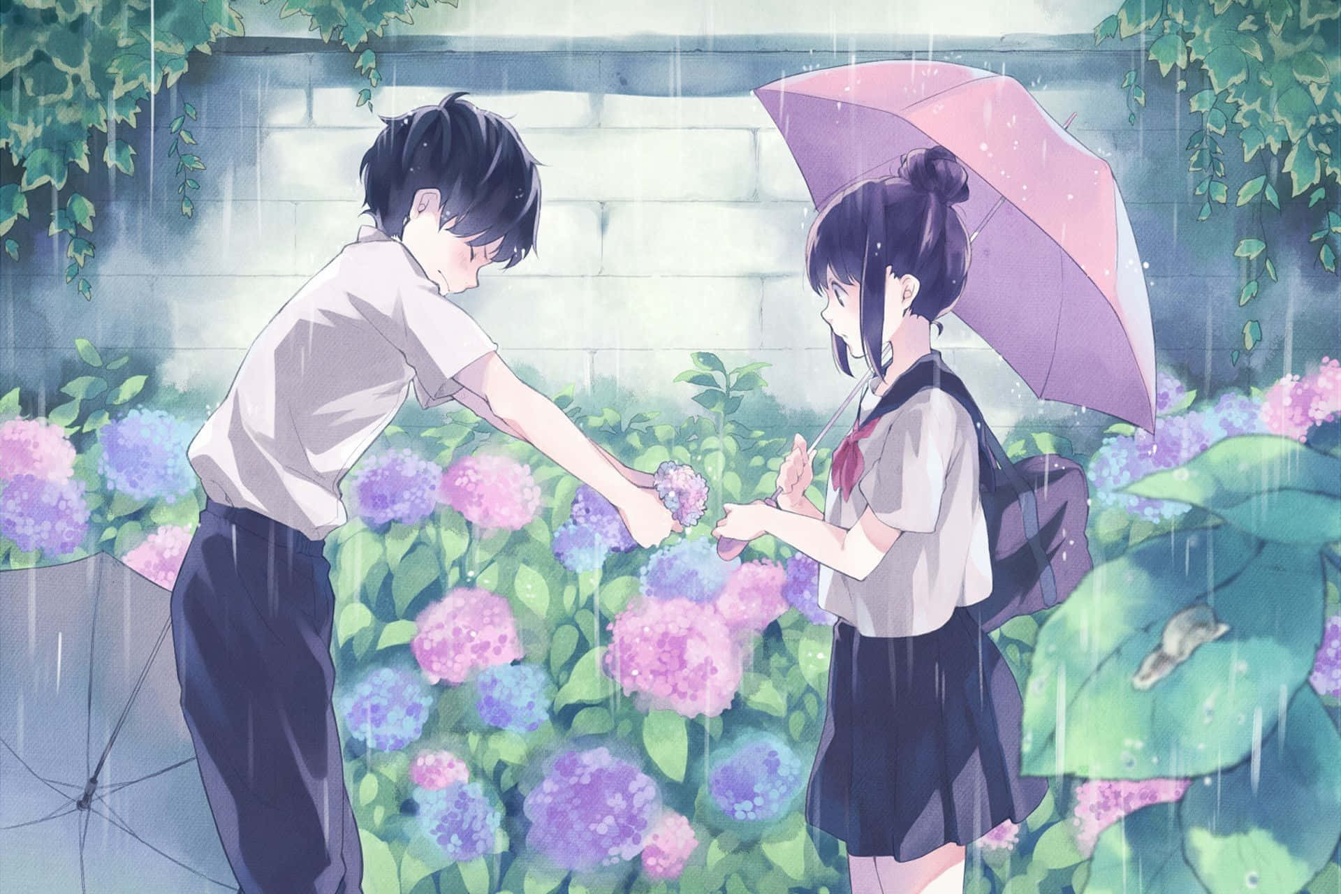 可愛動漫情侶 桌布 壁紙 — 一個雨中的花園場景，男孩在紫色雨傘下遞給女孩一朵繡球花。