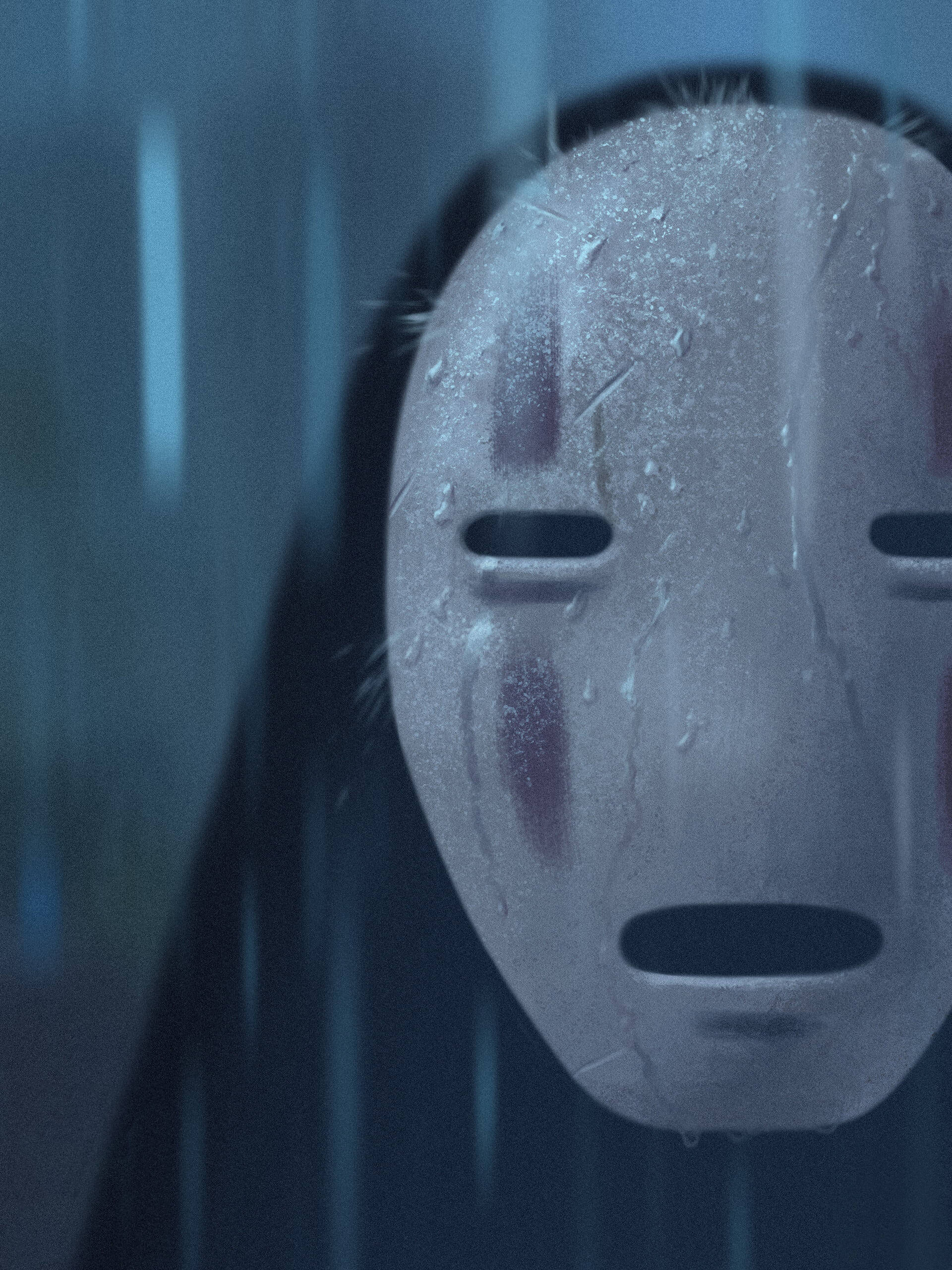 No Face 桌布 壁紙 — 一個雨濕的白色面具特寫，帶有紅色條紋和黑色眼睛及嘴巴的狹縫，透過濕窗在昏暗的藍色燈光環境中觀看。