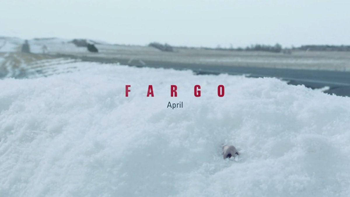 雪 桌布 壁紙 — 一個雪堆，有隻小動物探出頭來，紅色文字寫著「FARGO April」，背景是荒涼的冬季景觀。