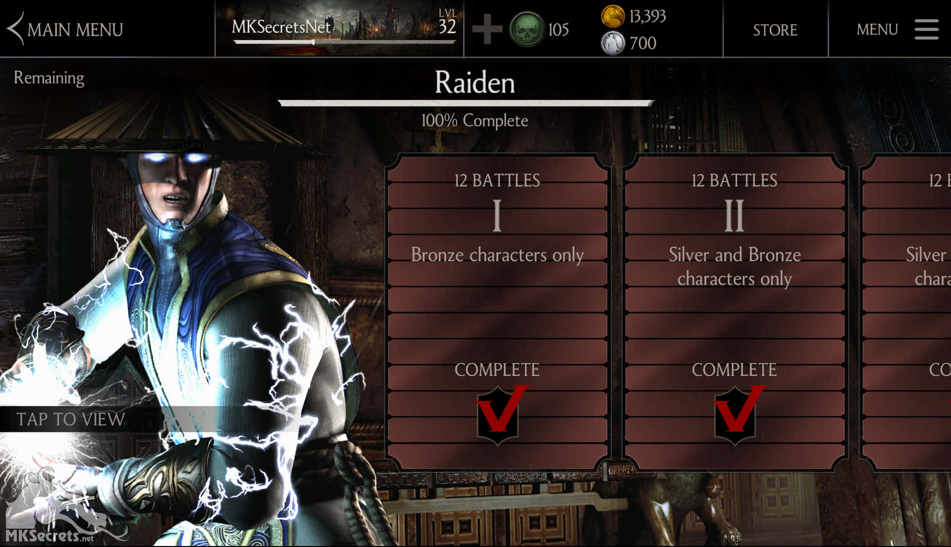 Mortal Kombat Raiden 桌布 壁紙 — 一個電玩角色雷電站在黑暗的選單畫面上，周圍閃電劈啪作響，並顯示已完成的戰鬥挑戰。