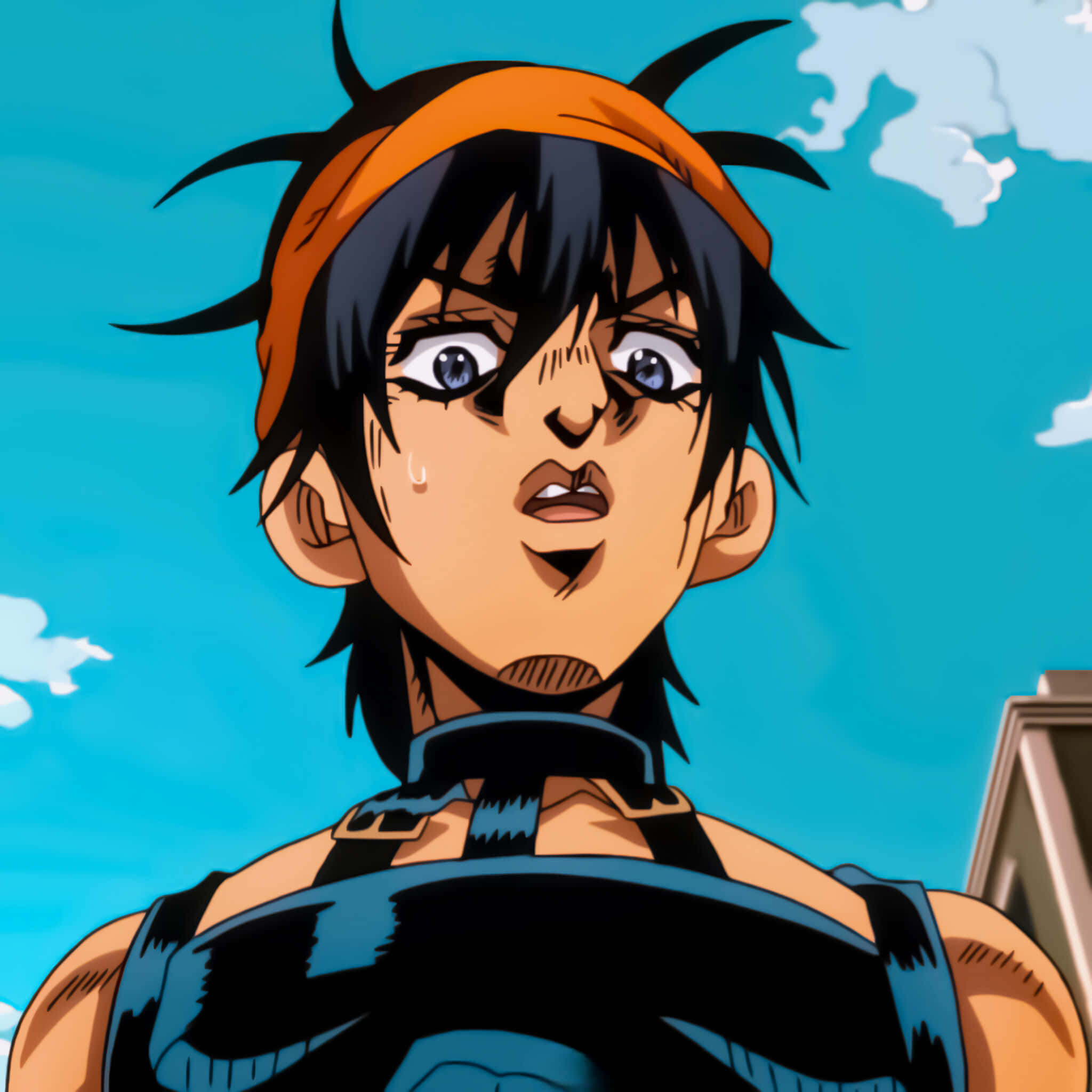 Narancia Ghirga 桌布 壁紙 — 一個震驚的動漫角色，有著刺蝟般的黑色頭髮和橙色頭帶，在藍天白雲下向上凝視。