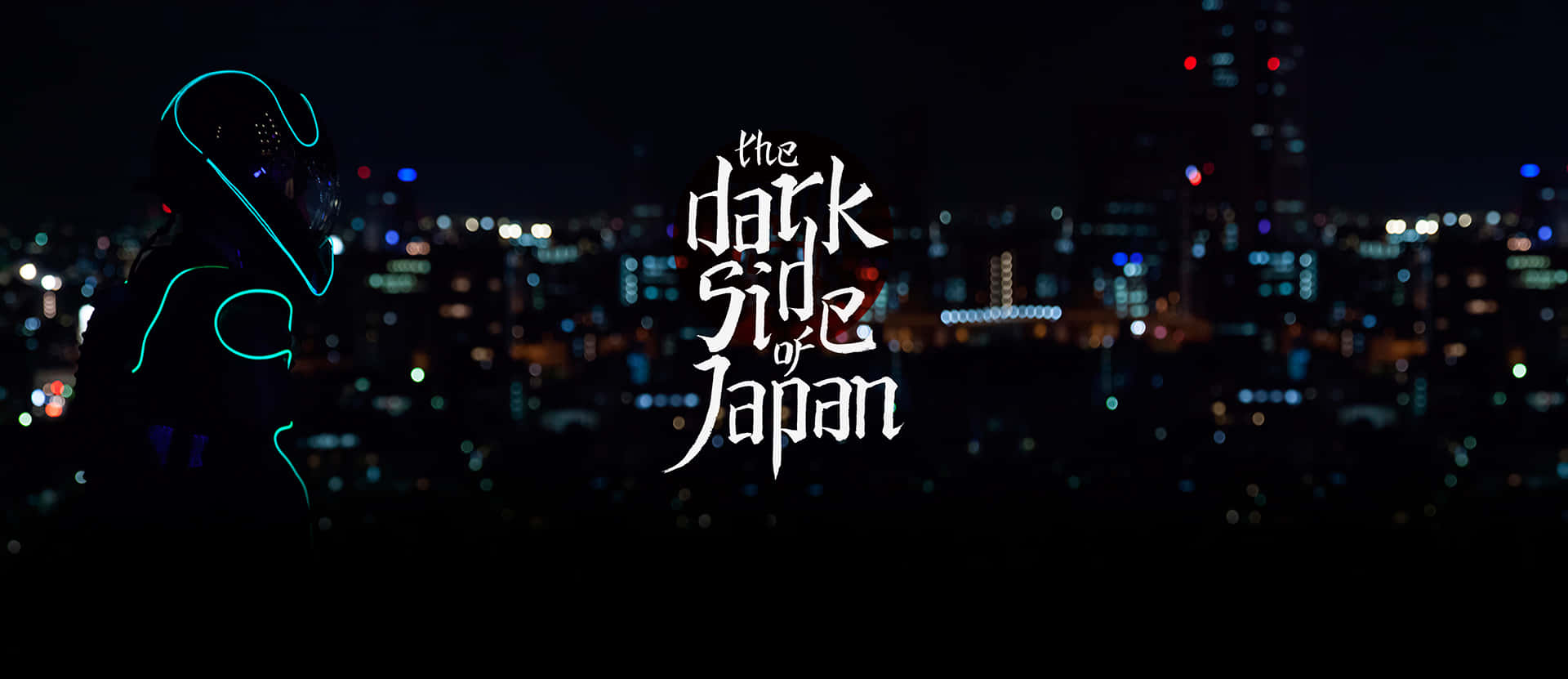 桌布 壁紙 — 一個霓虹燈照亮的人物在模糊的東京天際線背景下呈現剪影，夜晚的城市燈光閃爍，並帶有文字 the dark side of Japan。