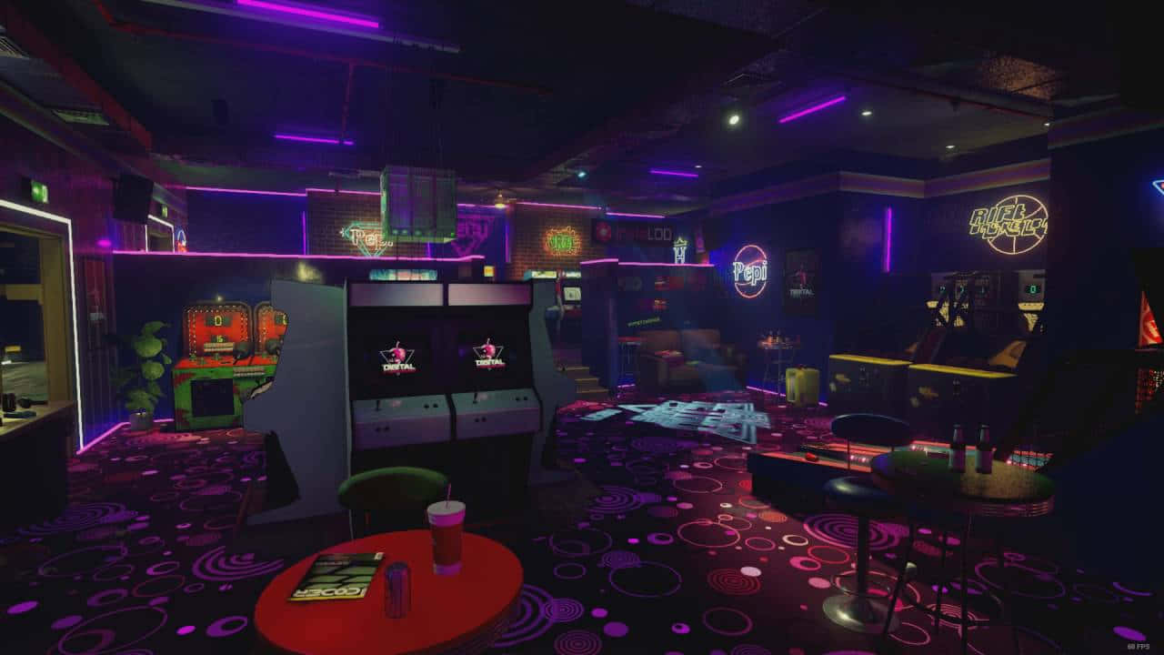 Arcade Aesthetic 桌布 壁紙 — 一個霓虹燈照亮的復古街機遊戲室，發光的機器，地板上有旋轉的紫色圖案。