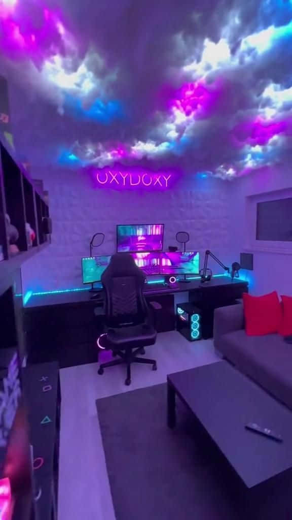 Gaming Chairs 桌布 壁紙 — 一個霓虹燈照亮的遊戲室，配有雲朵天花板投影和發光顯示器，周圍是科技設備和紅色靠墊。