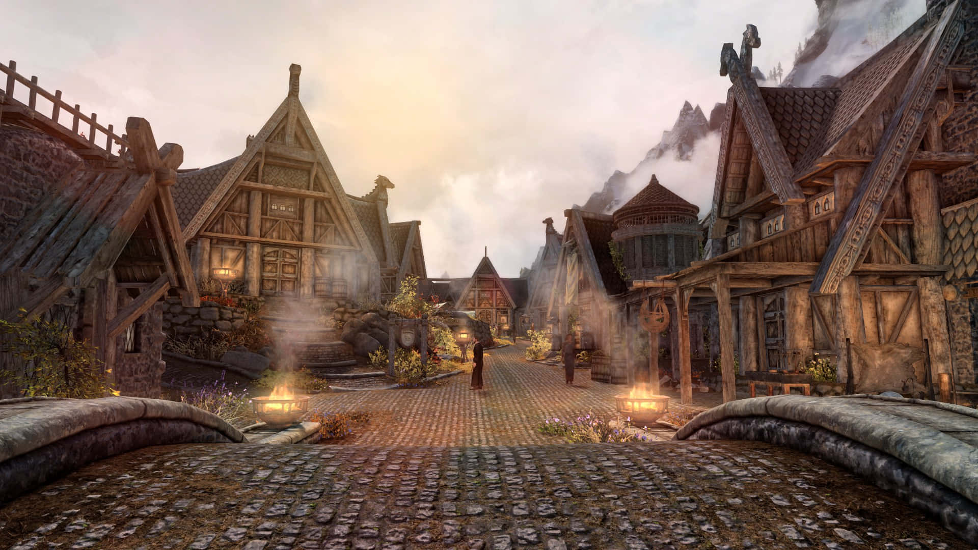 Skyrim Whiterun 桌布 壁紙 — 一個霧氣瀰漫的中世紀村莊，木結構房屋和鵝卵石街道沐浴在溫暖的夕陽中。