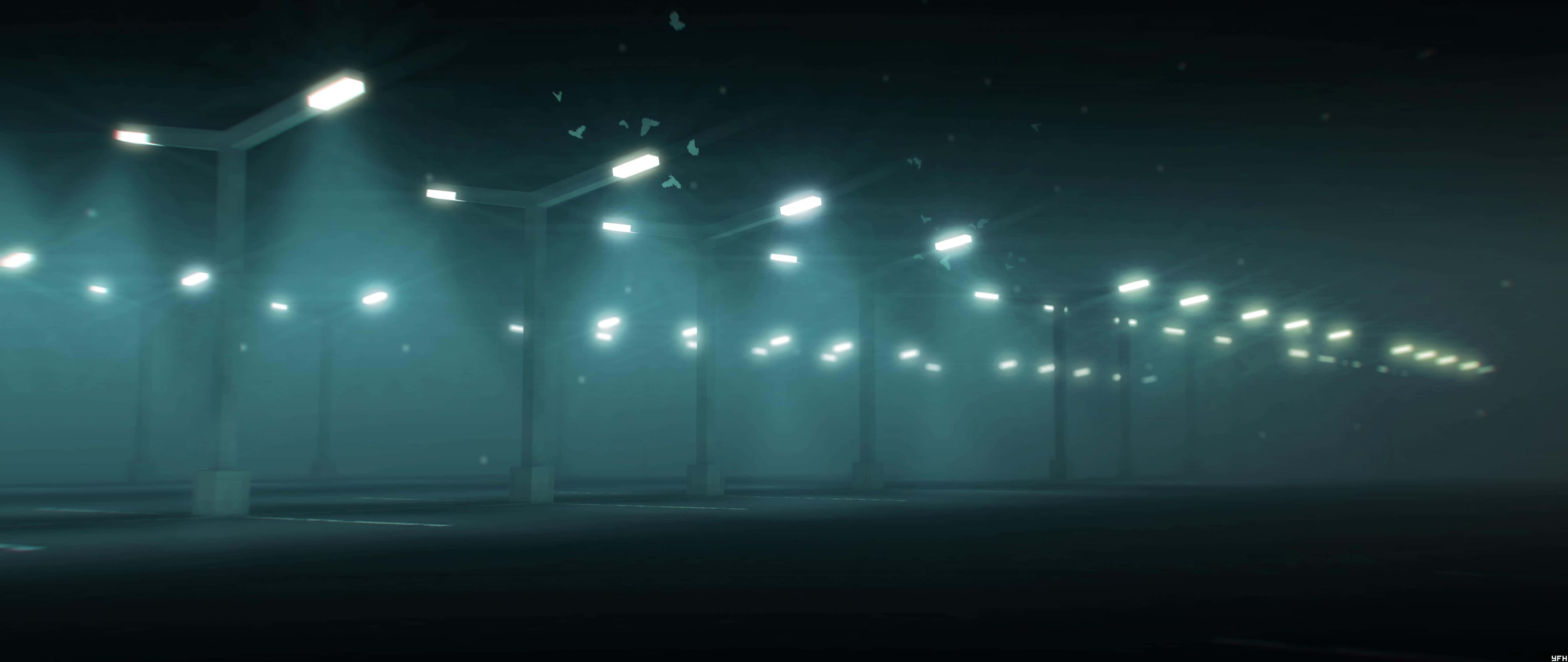 Street 桌布 壁紙 — 一個霧氣瀰漫的夜晚，空蕩蕩的停車場被一排排發光的頭頂燈照亮，燈光穿過霧氣投下長長的光束。