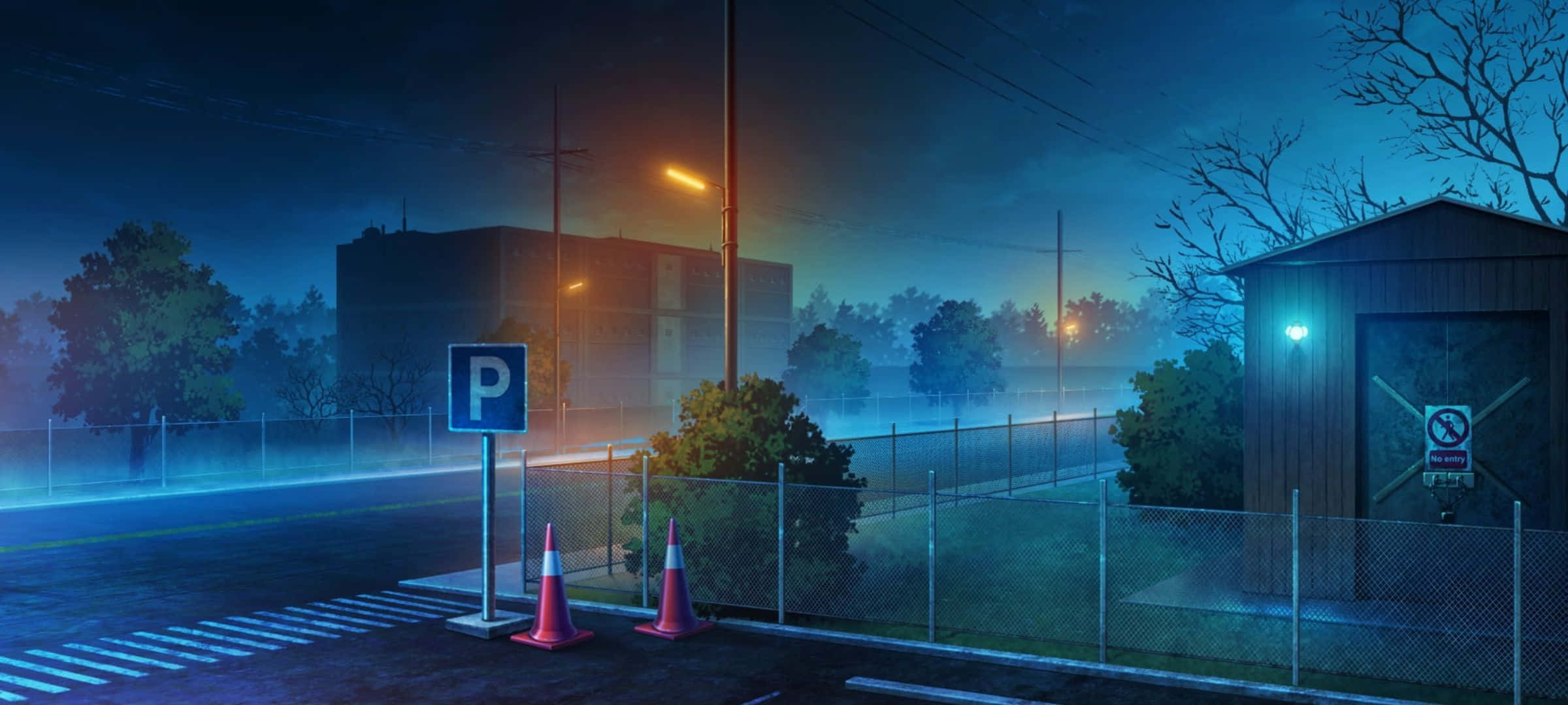 2400x1080 桌布 壁紙 — 一個霧氣瀰漫的夜晚場景，空蕩蕩的停車場，發光的街燈和鏈條圍欄旁的小棚屋。
