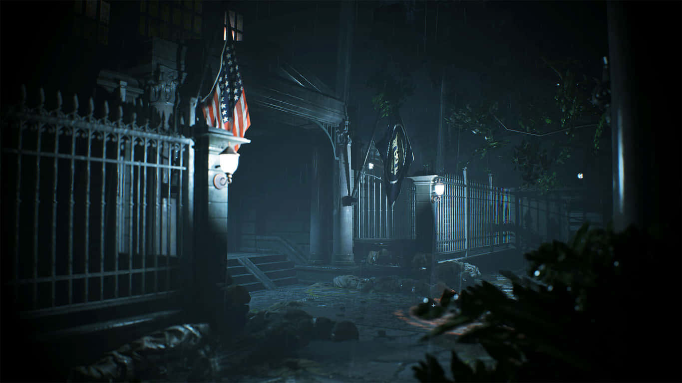 1366x768 Resident Evil 2 桌布 壁紙 — 一個霧氣瀰漫的夜晚場景，顯示了一座破舊大宅的入口，在昏暗的燈光下，一面飄揚的美國國旗和華麗的鐵柵欄。