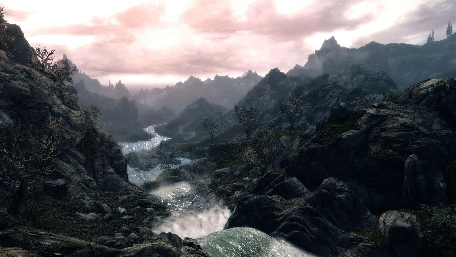 Skyrim Landscapes 桌布 壁紙 — 一個霧氣瀰漫的山谷，湍急的河流在柔和的粉紅色和灰色天空下，穿過黑暗的岩石地形。
