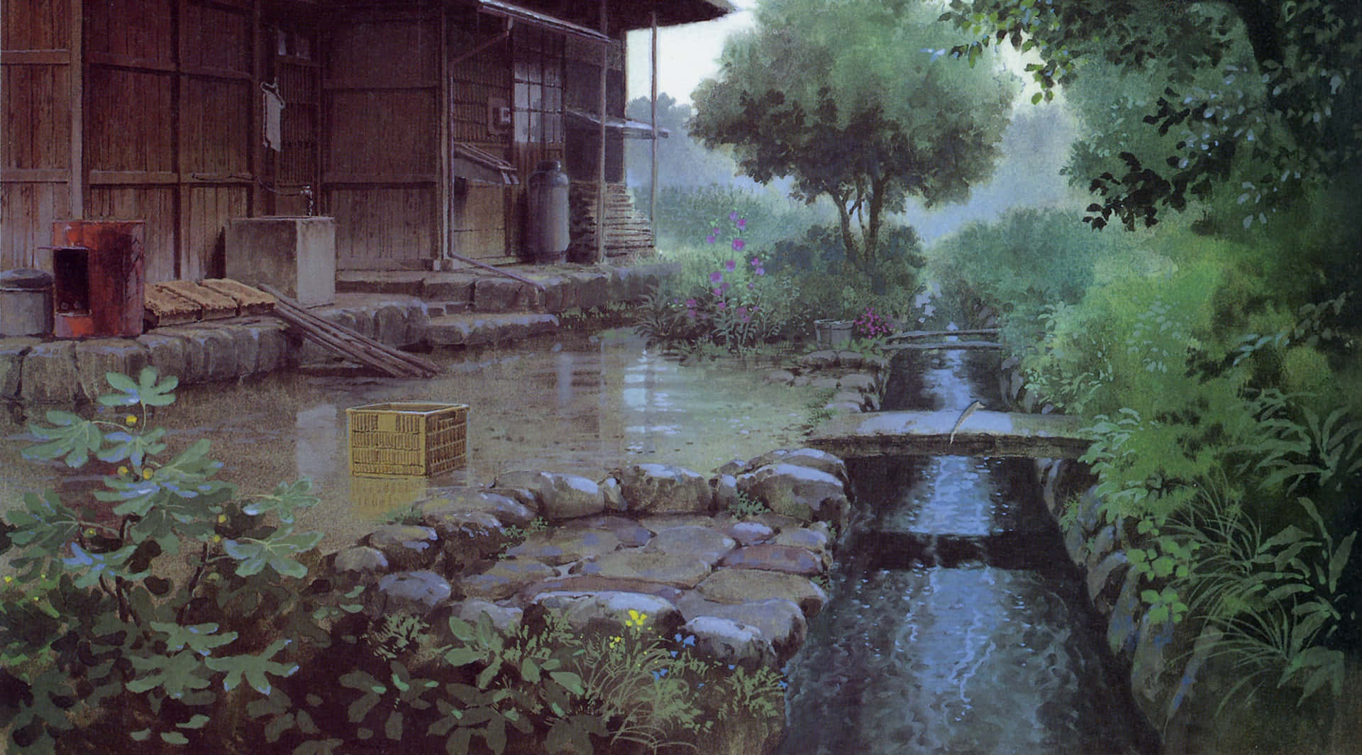一個寧靜的日本村莊，在霧氣繚繞的綠色環境中，有石溪和木屋。 — 吉卜力工作室 GIF 壁紙