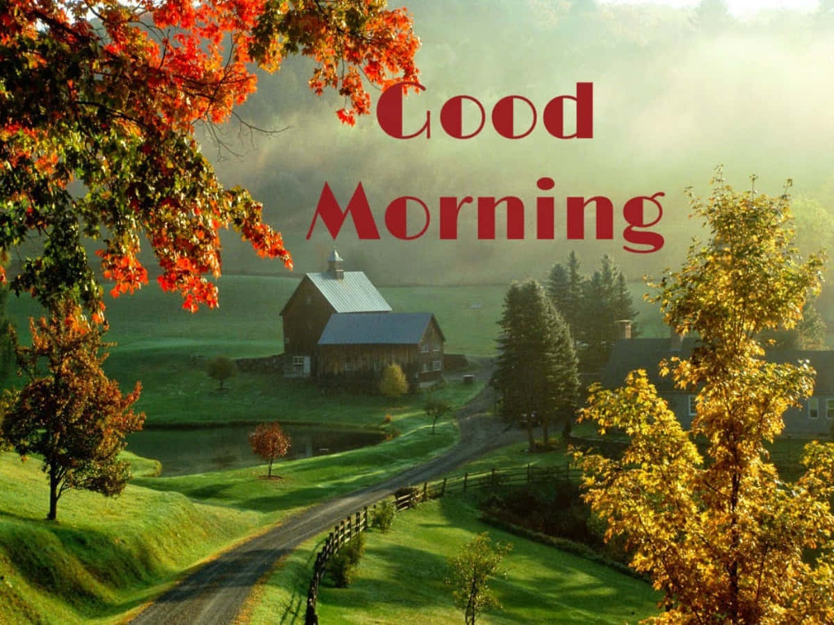 Morning 桌布 壁紙 — 一個霧濛濛的秋晨，展現了一座質樸的農舍，坐落在生機勃勃的綠色田野中，周圍是火紅和金黃的樹木。
