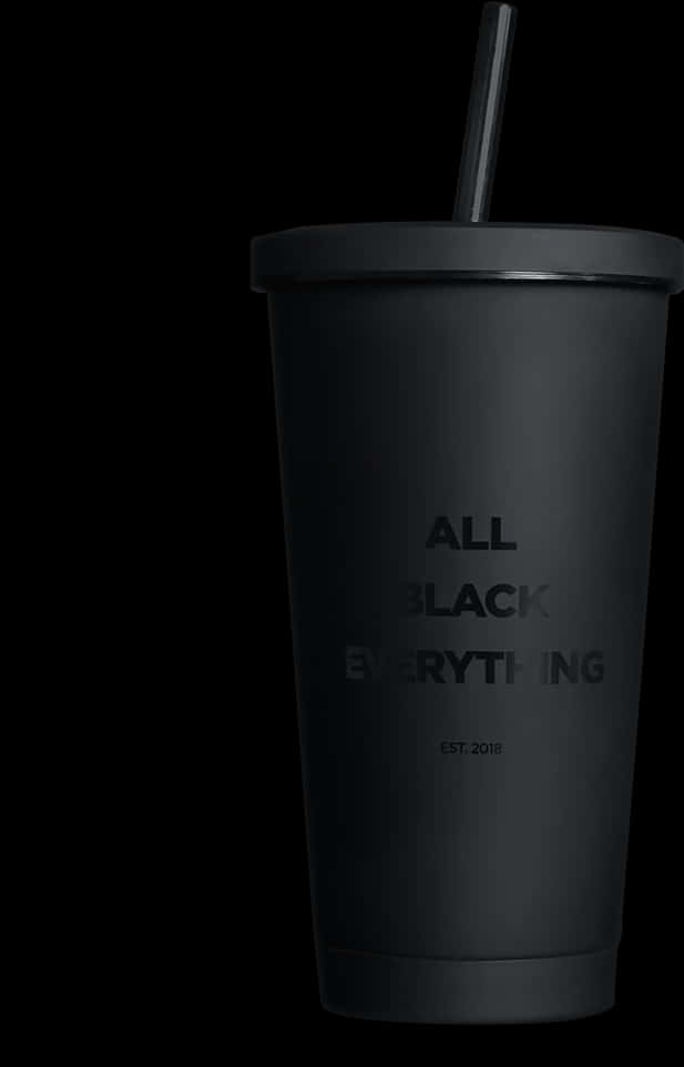 Container 桌布 壁紙 — 一個霧面黑色可重複使用的杯子，帶有吸管和粗體文字 'ALL BLACK EVERYTHING'，孤立地立在純黑色背景上。