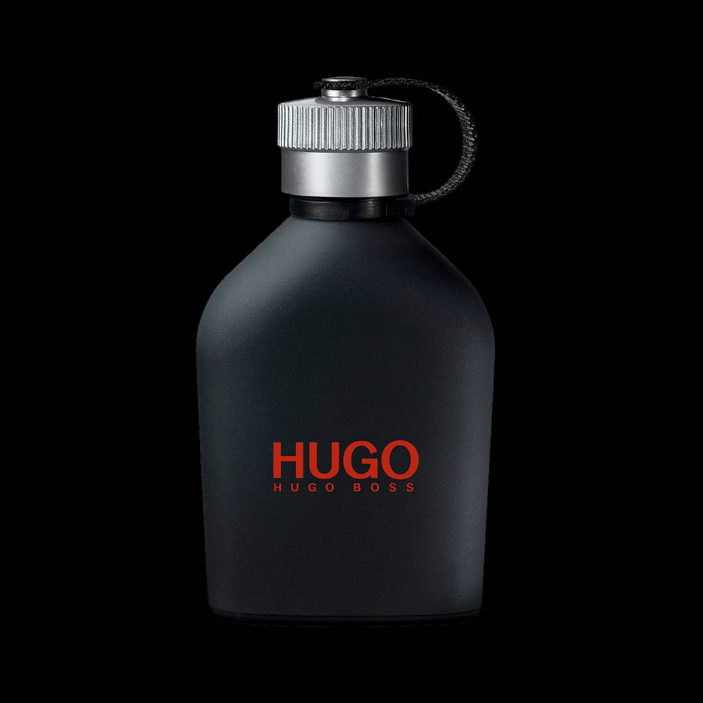 品牌 桌布 壁紙 — 一個霧面黑色的Hugo Boss香水瓶，帶有紅色標誌和銀色瓶蓋，置於純黑色背景中央。