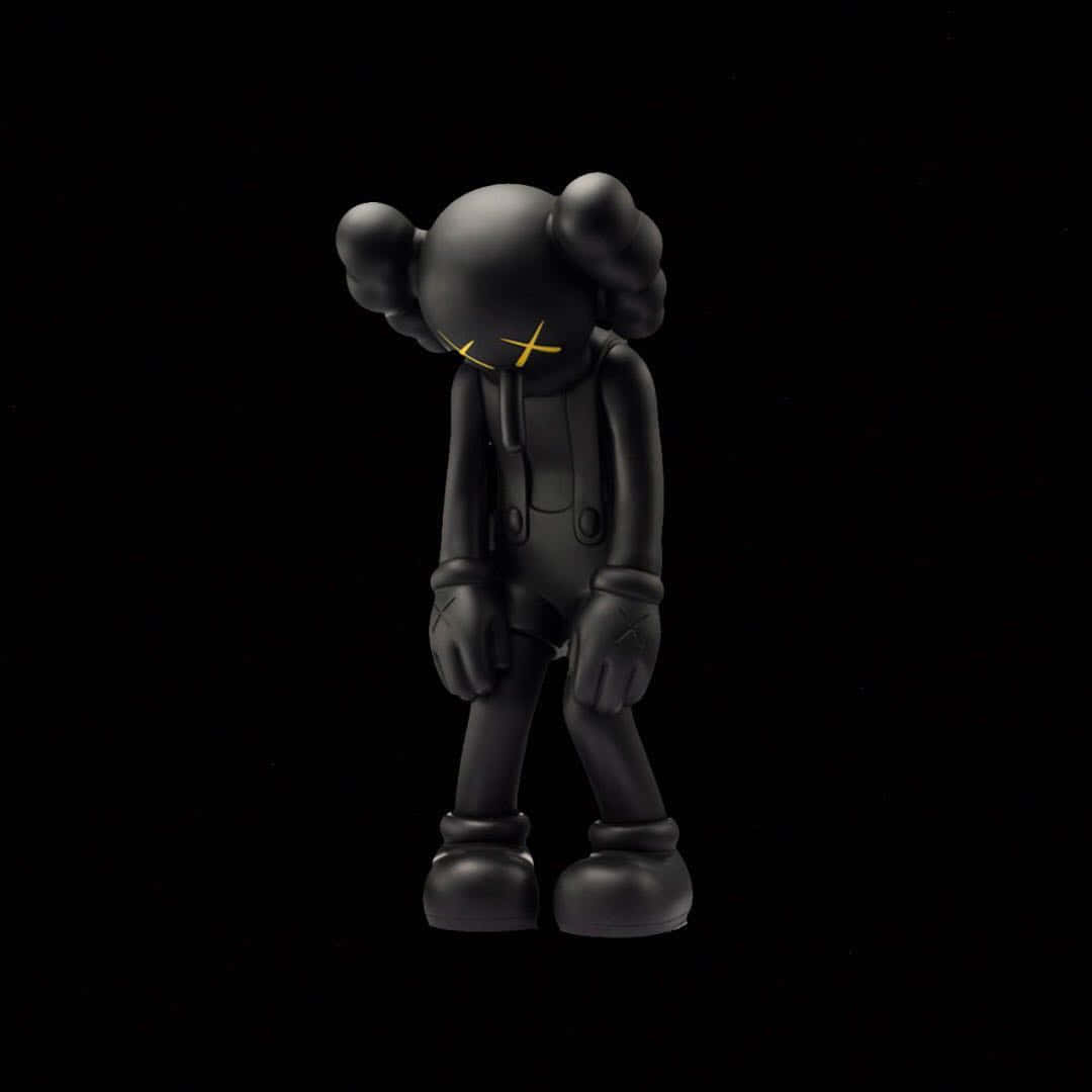 kaws pc 桌布 壁紙 — 一個霧面黑色的KAWS公仔，帶有發光的黃色X眼睛，莊嚴地站在純黑色背景前。
