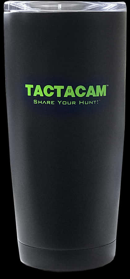Container 桌布 壁紙 — 一個霧面黑色隔熱杯，帶有亮綠色 'TACTACAM SHARE YOUR HUNT!' 品牌標誌，置於純黑背景上。