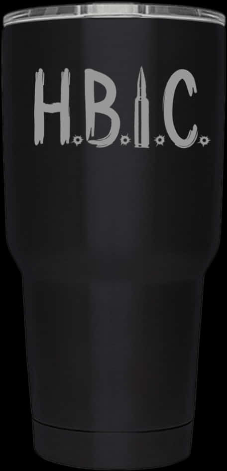 Container 桌布 壁紙 — 一個霧面黑色隔熱杯上顯示字母 H B I C，其中 I 被一顆子彈取代，底線上有子彈孔點綴。