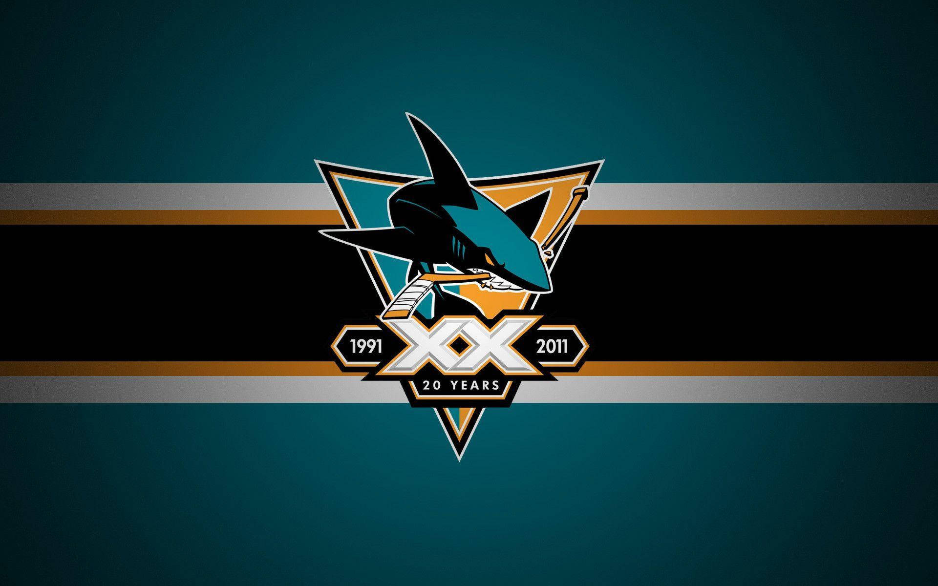 sharks 桌布 壁紙 — 一個青綠色和黑色的鯊魚標誌，慶祝從1991年到2011年的20週年，居中於條紋背景上。