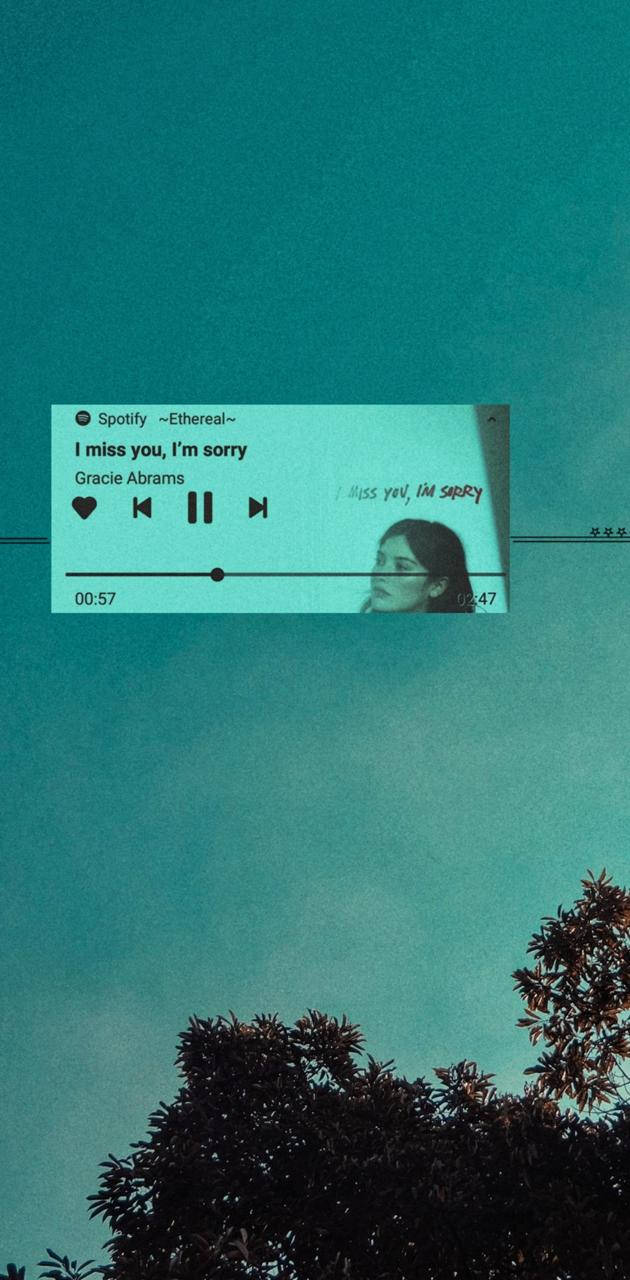 青色GIF 桌布 壁紙 — 一個青綠色的 Spotify 音樂播放器疊加層顯示 Gracie Abrams 的歌曲 I miss you I'm sorry，背景是帶有樹木剪影的天空。