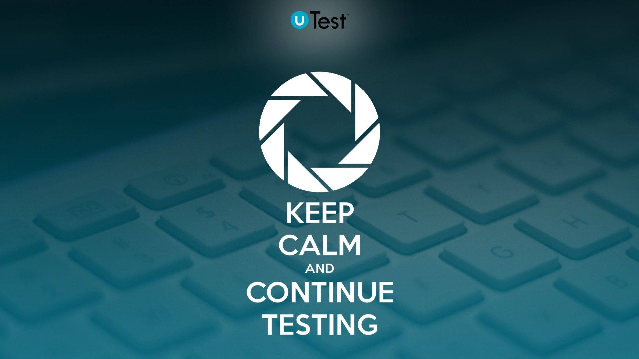 激勵 桌布 壁紙 — 一個青綠色調的鍵盤背景，帶有白色相機光圈圖標，並在UTest標誌下方顯示文字「KEEP CALM AND CONTINUE TESTING」。