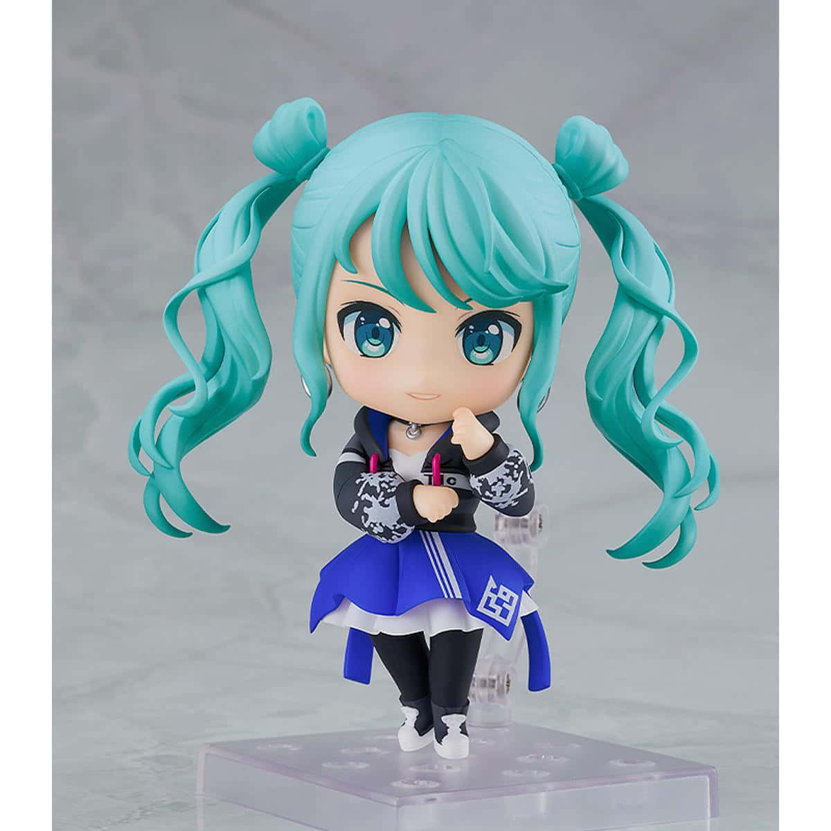 初音未來 桌布 壁紙 — 一個青綠色雙馬尾、藍色眼睛的女孩的Q版動漫人偶，穿著藍黑色服裝，站在透明底座上。