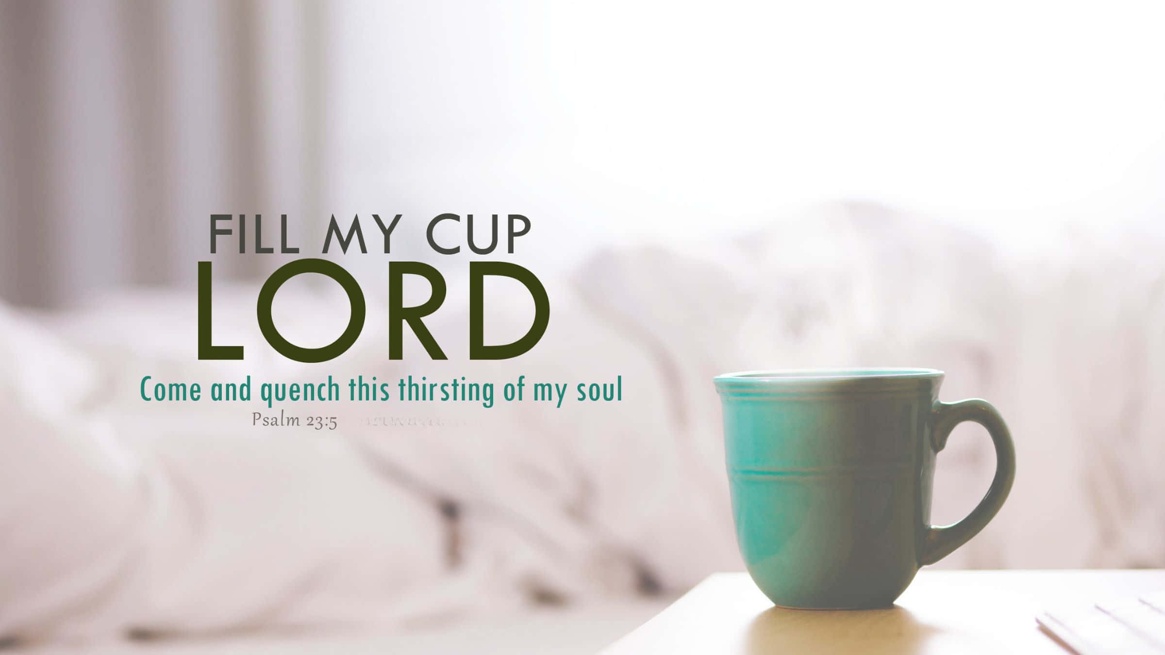 Bible Verse Desktop 桌布 壁紙 — 一個青綠色馬克杯放在木質表面上，旁邊是柔軟的白色寢具，帶有勵志文字疊加。