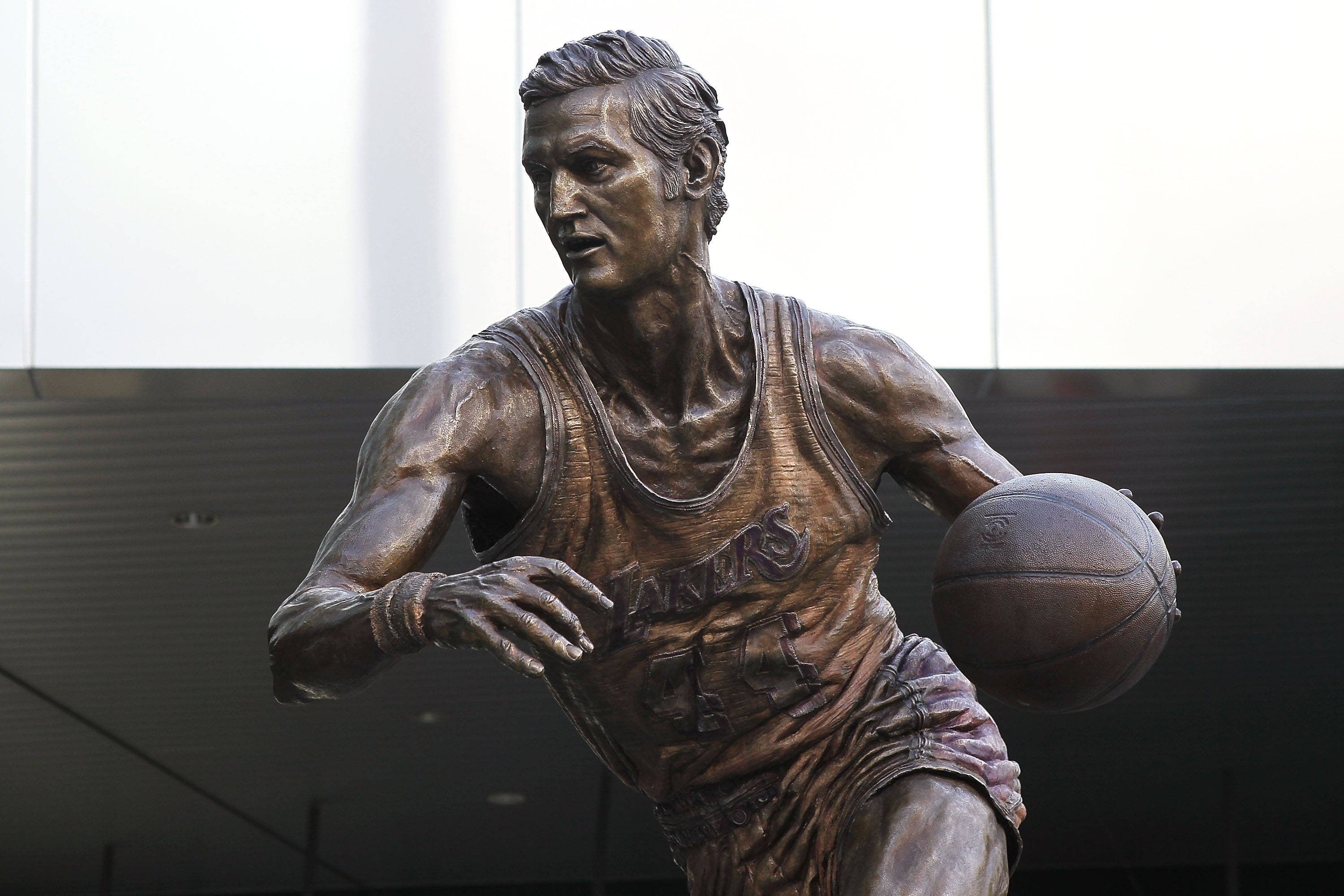 NBA 桌布 壁紙 — 一個青銅雕像，描繪一位身穿湖人隊球衣、正處於運球中並展現高度專注的籃球運動員。