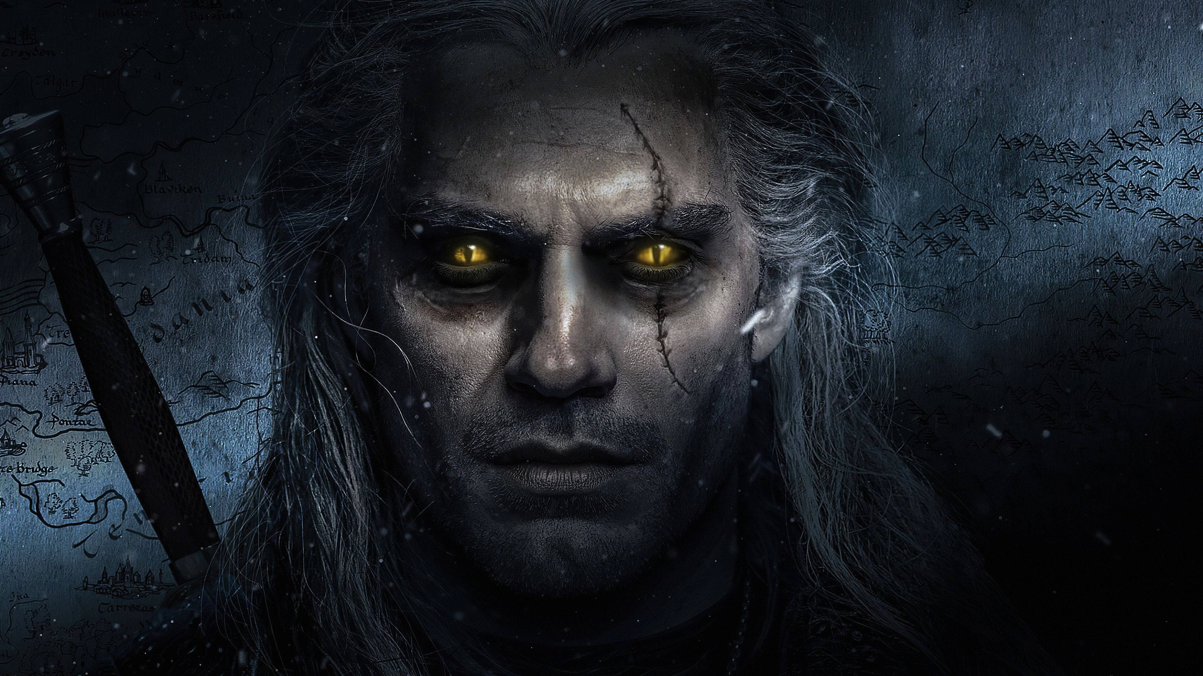 witcher 4K 桌布 壁紙 — 一個面容猙獰的戰士，有著發光的黃色眼睛和傷痕累累的臉，在黑暗地圖背景下凝視著。