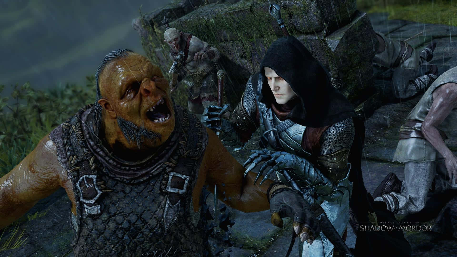 1920x1080 Shadow Of Mordor 桌布 壁紙 — 一個面容陰沉的獸人憤怒地咆哮，而一個戴著兜帽的戰士在雨水浸透的石頭廢墟中準備戰鬥。