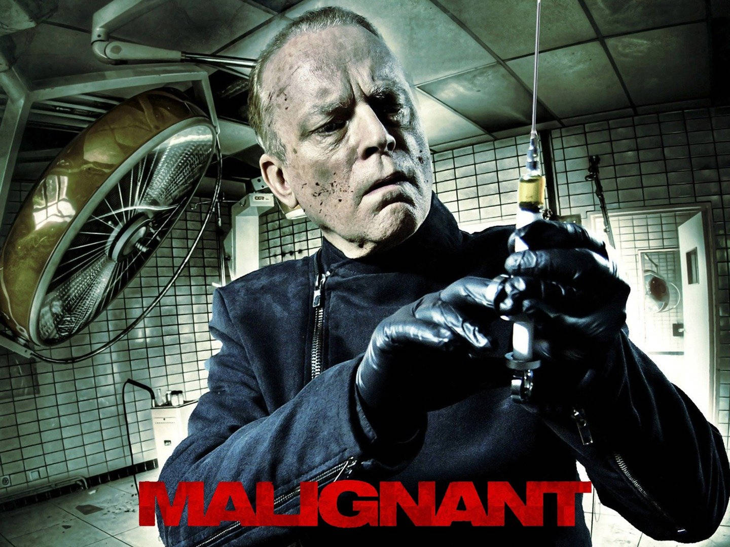 Malignant 桌布 壁紙 — 一個面容陰沉的男人在鋪滿瓷磚的房間裡，在強光下拿著一支裝有深色液體的注射器。