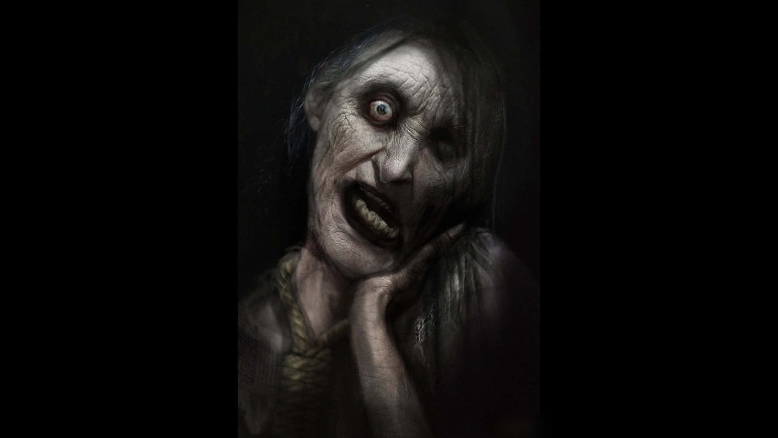 Scary Face 桌布 壁紙 — 一個面色蒼白、有一隻凸出眼睛和咧嘴露齒笑容的怪誕恐怖角色從黑暗中凝視。