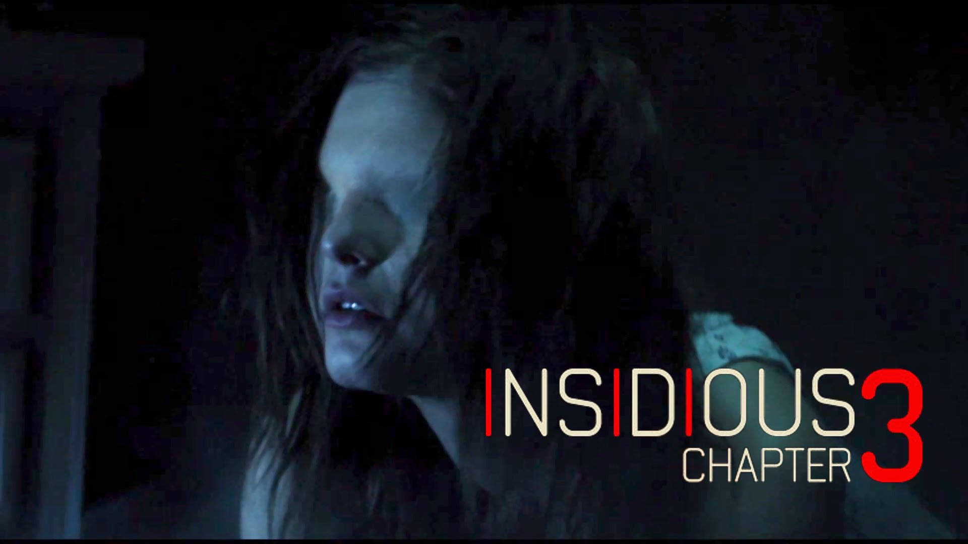 Insidious 桌布 壁紙 — 一個面色蒼白、頭髮凌亂的女人在昏暗的房間裡驚恐地凝視，上面覆蓋著標題「Insidious Chapter 3」。