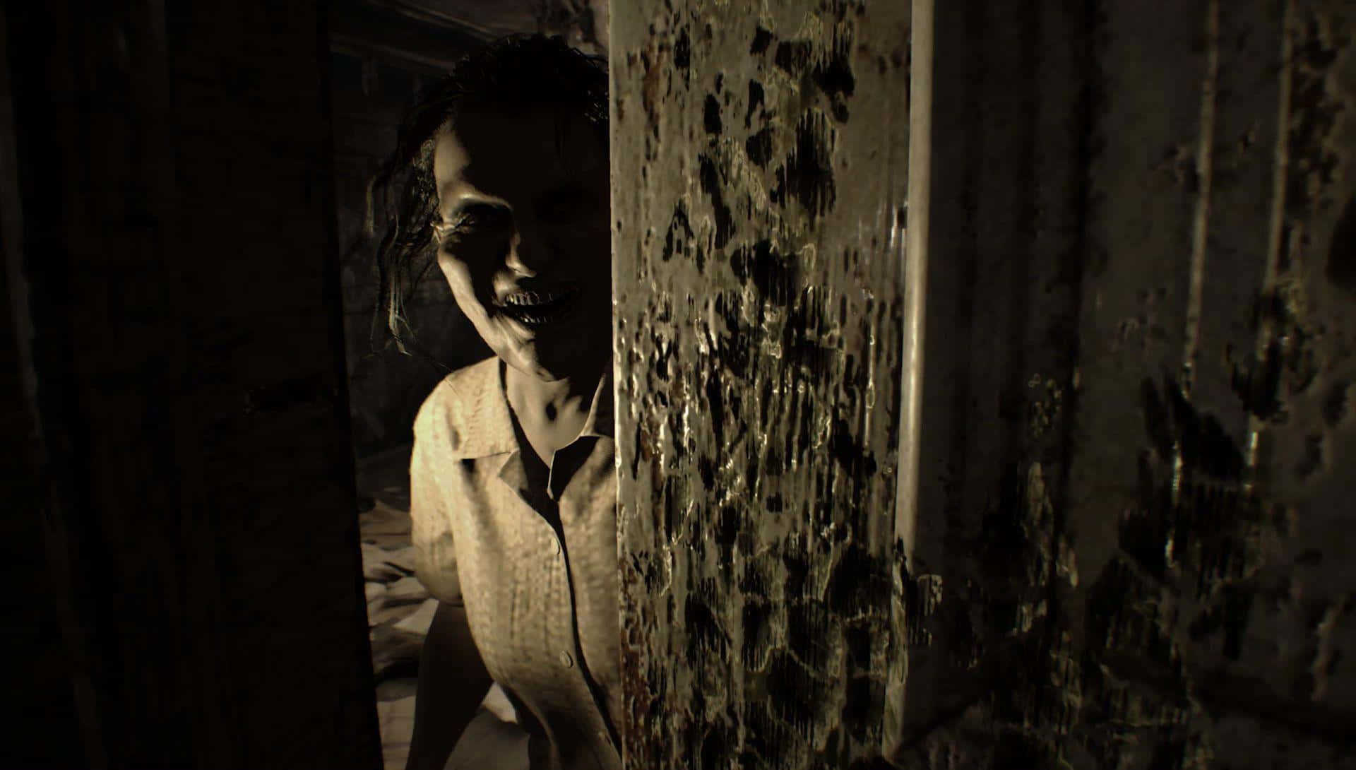 Horror Games 桌布 壁紙 — 一個面色蒼白的女人咧嘴大笑，從一間光線昏暗、破舊房間裏剝落的牆後探出頭來。